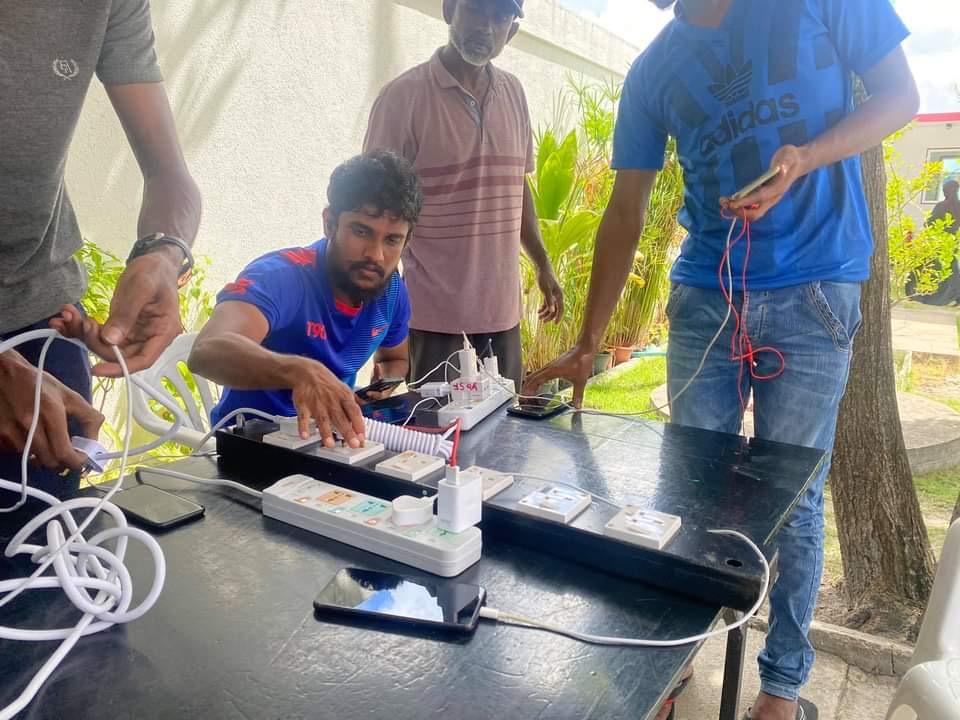 !ތިނަދޫ ރައްޔިތުންގެ ފޯނުތައް ޗާޖްކޮށްދިނުމުގެ ޙިދުމަތް ދިރާގާއި އުރީދޫއިން ކޮށްދެނީ