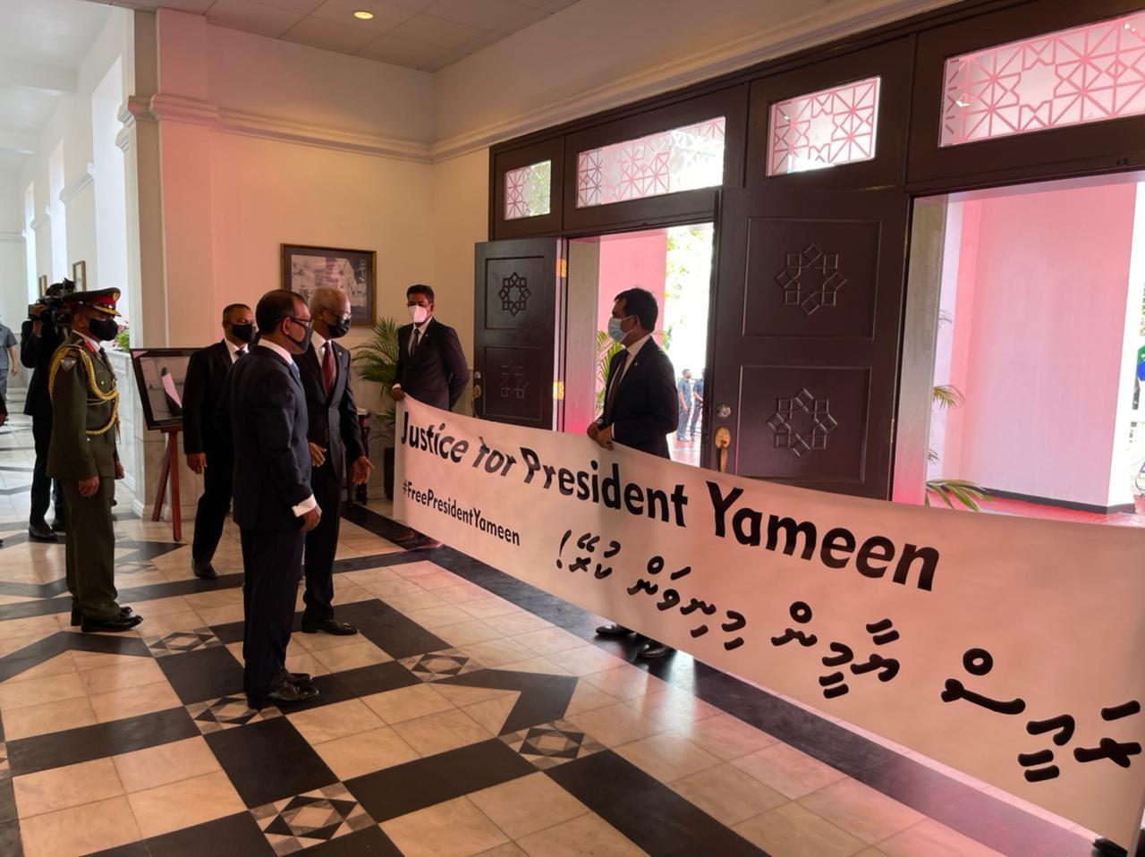 ރައީސް ޗެމްބަރުން ނިކުމެ ވަޑައިގަތް ވަގުތު އިދިކޮޅު މެންބަރުން ދޮރުކުރިމަތީގައި އިޙްތިޖާޖުގައި