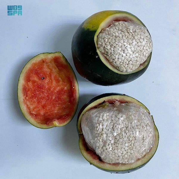 ކަރާތަކެއްގެ ތެރޭގައި ފޮރުވައިގެން މަސްތުވާތަކެތި އެތެރެކުރަން އުޅެނިކޮށް އަތުލައިގެންފި