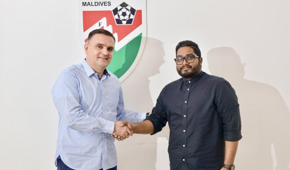 އަންހެން ޓީމުގެ ކޯޗަށް މުސާރަ ދިނުމަށް ފީފާއިން އެފްއޭއެމްއަށް އަންގައިފި