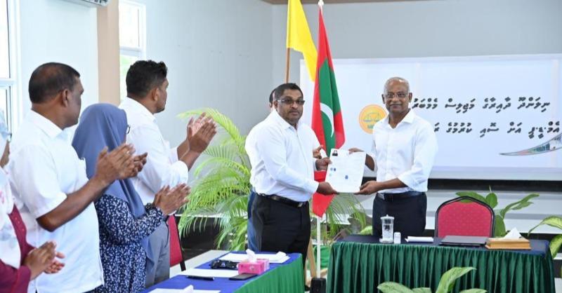 ނިލަންދޫ ދާއިރާގެ މެމްބަރު އެމްޑީޕީއަށް ސޮއި ކުރައްވައިފި