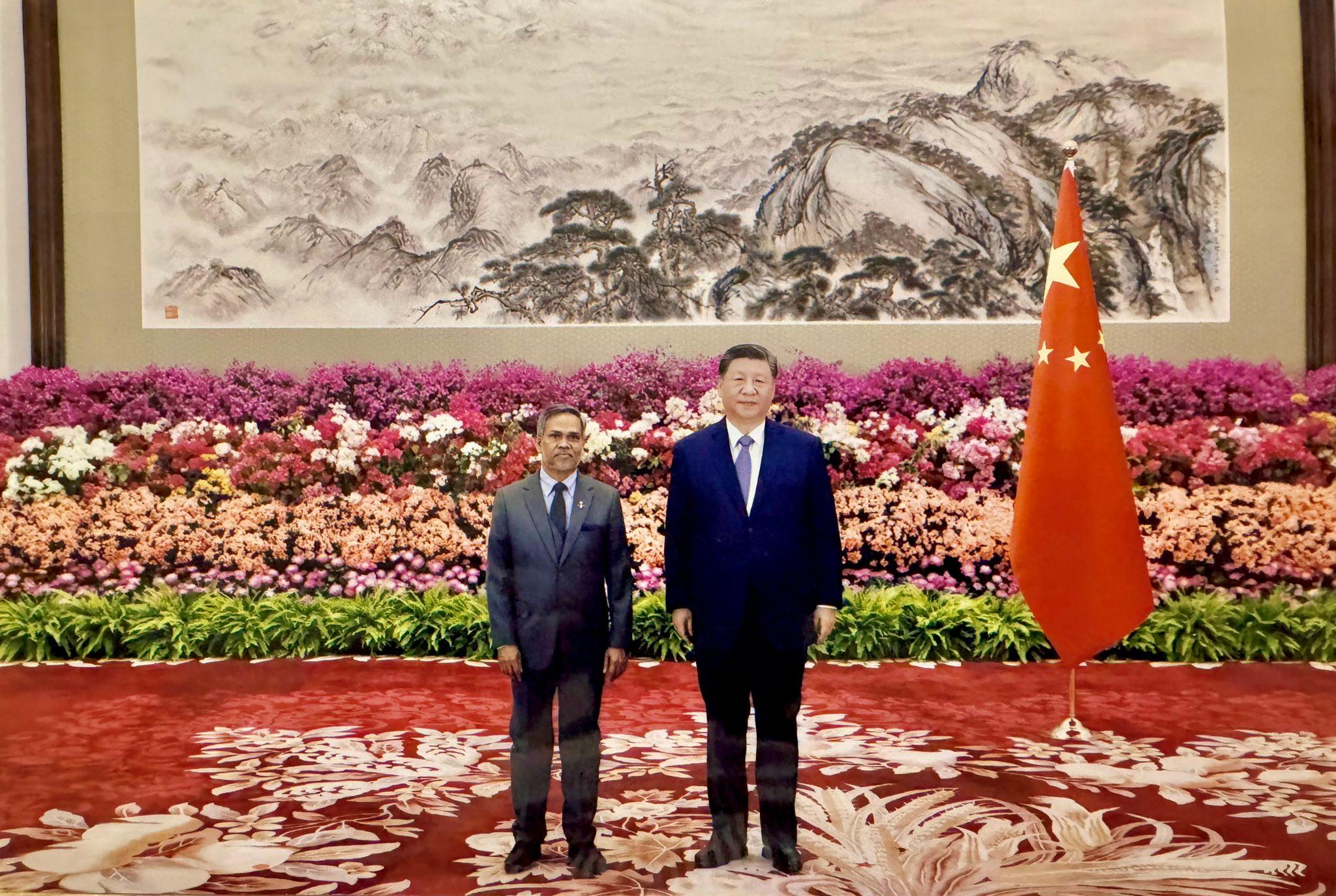 ފަޒީލްގެ ސަފީރުކަމުގެ ފަތްކޮޅު ޗައިނާ ރައީސަށް އަރުވައިފި