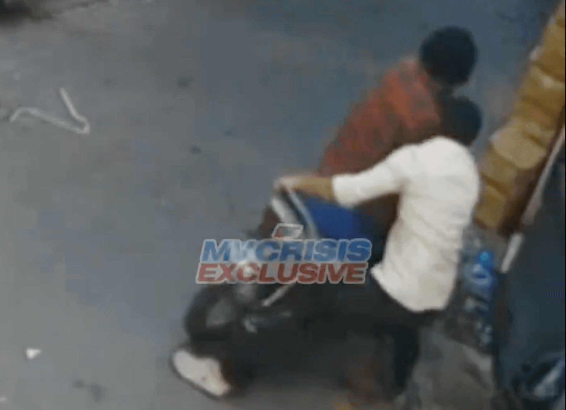 މާލޭގައި ފޯނެއް ފޭރިގެން ފިލަން ދުވި މީހެއްގެ އަތުން ހުށިޔާރުކަމާއެކު އަނބުރާ ފޯނު ޖަހައިގަންނަ ވީޑިއޯއެއް