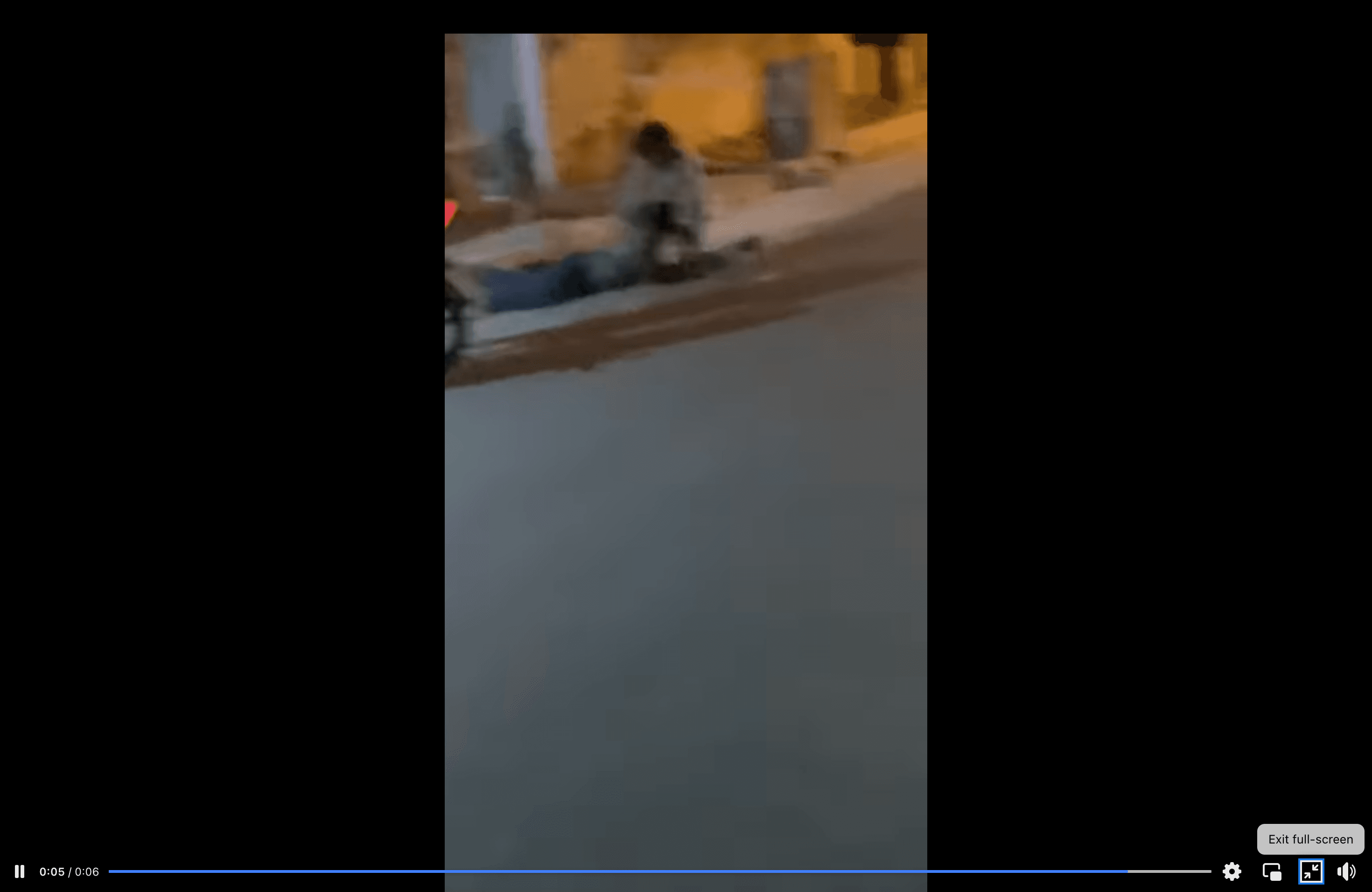 އައްޑޫ ސިޓީގައި މީހެއްގެ ބޮލަށް ތޫނު އެއްޗަކުން ހަމަލާދީ ޒަޚަމްކޮށްލައިފި