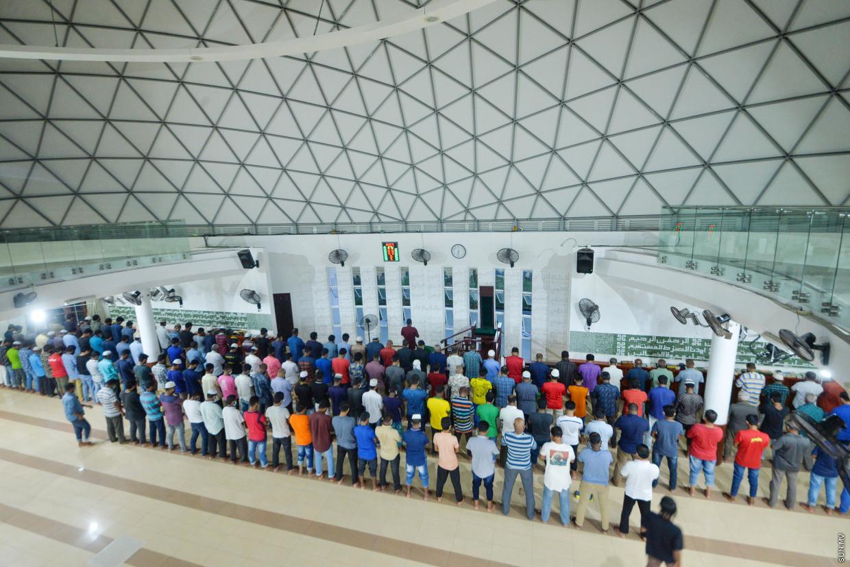 ދަމު ނަމާދަށް ހުރި މީހެއްގެ ފޯނާއި ވޮލެޓު ވަގަށް ނަގައިފި