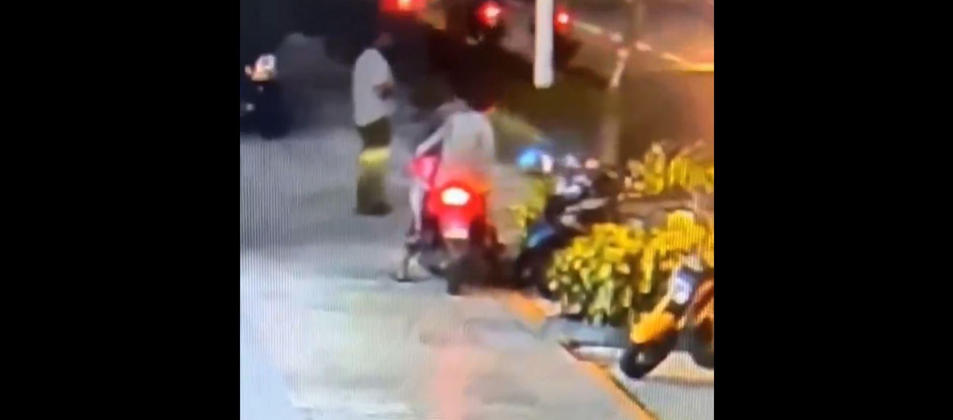 ހެލްމެޓެއް ވަގަށް ނެގި ބަޔަކު ހޯދަނީ