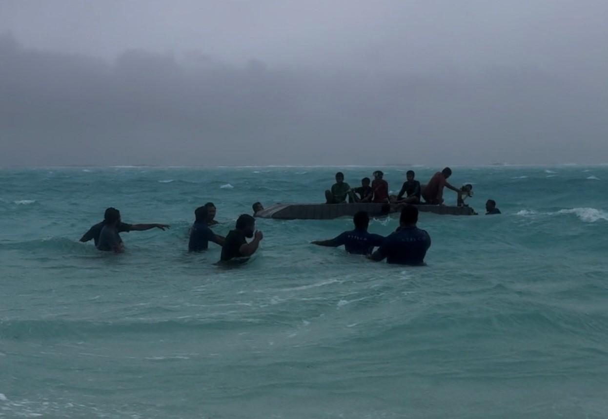 ސްޓެލްކޯގެ މުވައްޒަފުން ދެއްކީ ހިތްވަރު: ސަލާމަތްކުރީ ކޮޅިގަނޑެއްގައި ޖެހި އެއްގަމަށް ނާދެވިފައިތިބި ކުދިންތަކެއް!