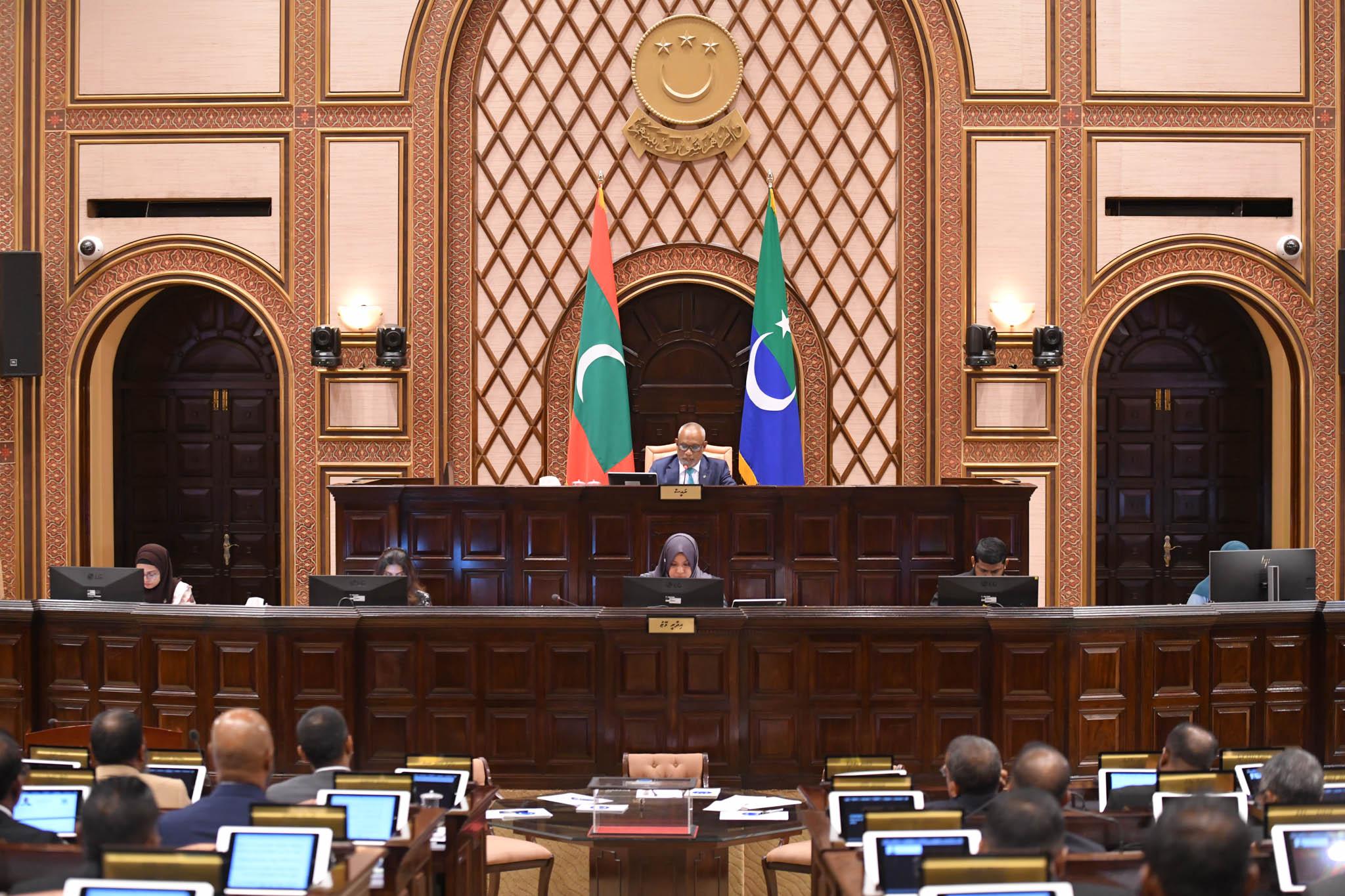 މުވައްޒަފުންނާ ގުޅޭ ކަންކަން ހައްލުކުރަން މަޖިލީހުން  ފެނަކައަށް އަންގައިފި