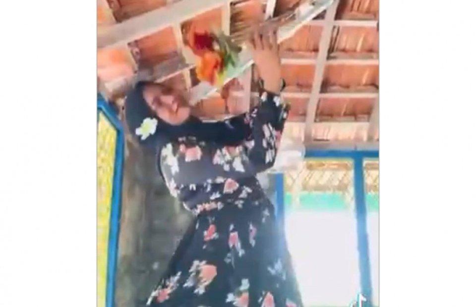 މިސްކިތުގެ ތެރޭގައި ޓިކްޓޮކް ކުޅުނު މައްސަލާގައި ގްރޫޮޕުން އޭނާ ސަސްޕެންޑުކޮށްފި