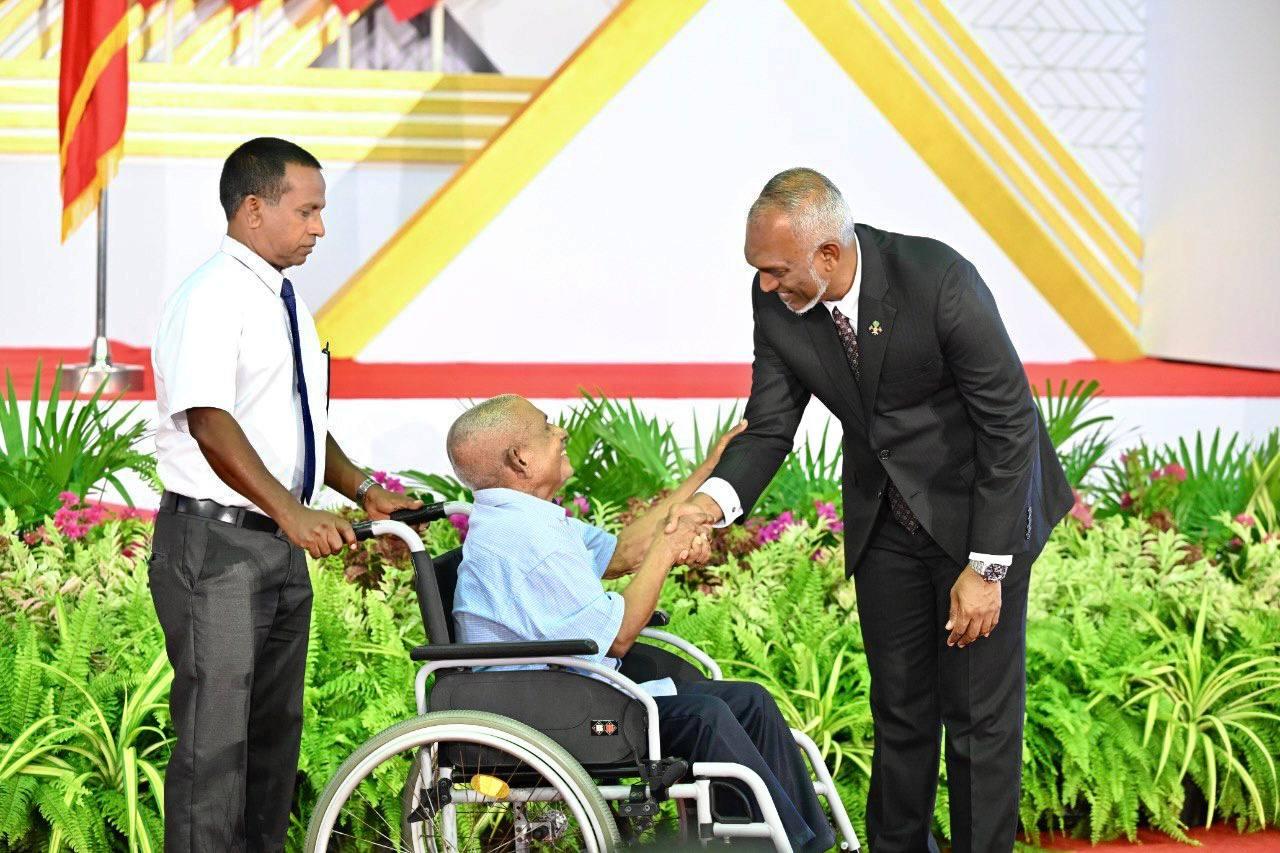 ދިވެހި ދައުލަތަށް ދިގު މުއްދަތަކަށް ޚިދުމަތް ކުރެއްވި 138 ބޭފުޅަކަށް ރައީސުލްޖުމްހޫރިއްޔާ، ޝަރަފުގެ ބެޖާއި އައްޑަނަ ދެއްވައިފި