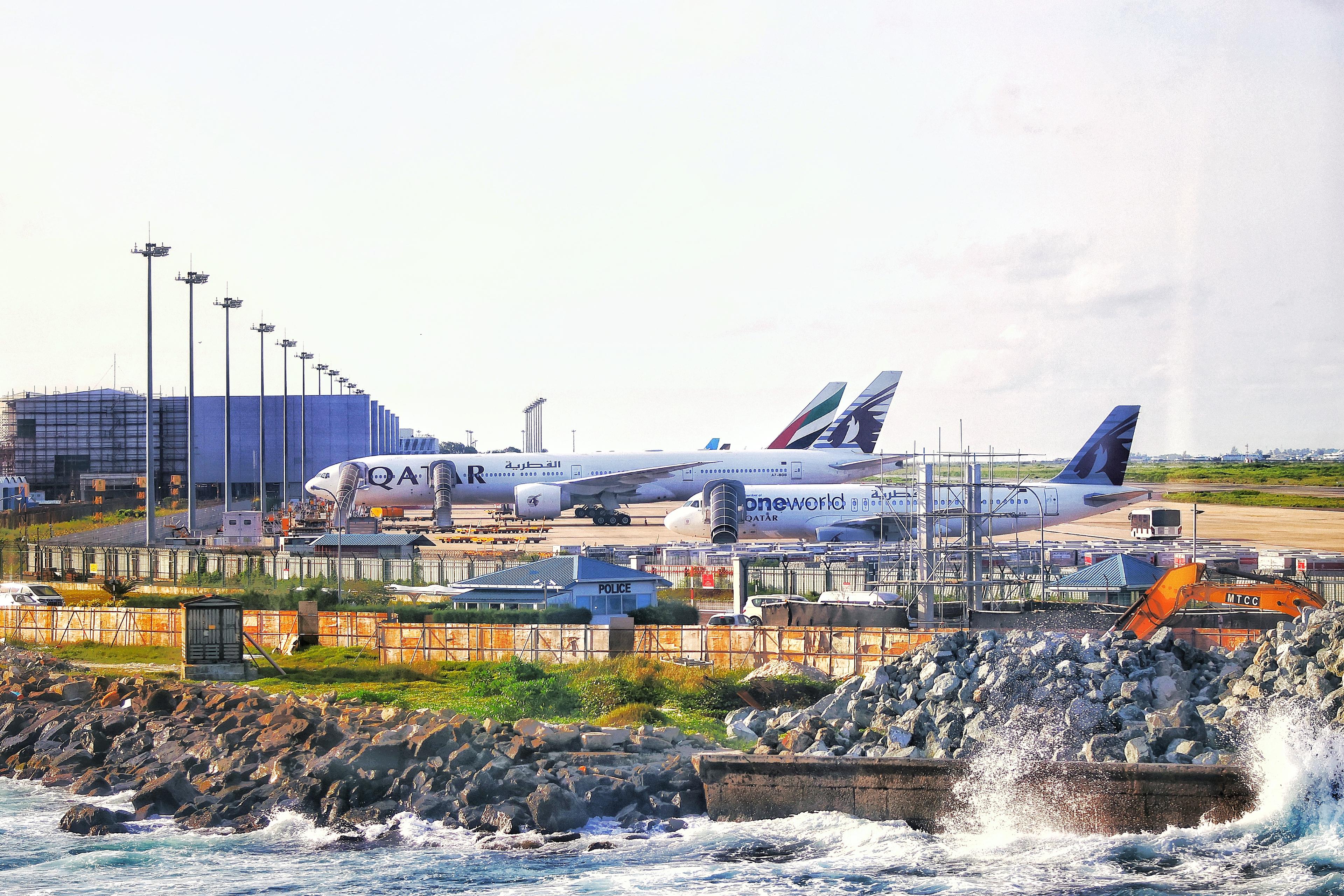 ރާއްޖެއިން ބޭރަށް ފުރަން އުޅުނު ފަސިންޖަރެއްގެ އަތުން މަސްތުވާތަކެތި ފެނިއްޖެ