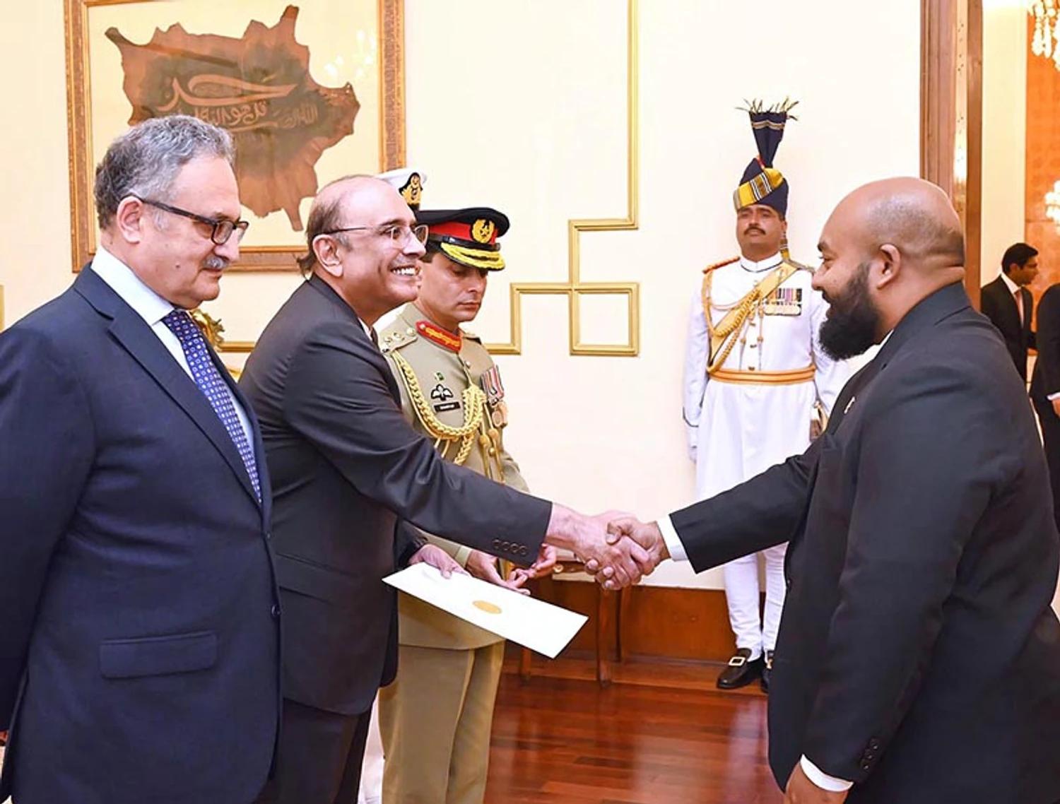 ޕާކިސްތާނުގެ އައުސަފީރު ޠާހާ ސަފީރު ކަމުގެ ފަތްކޮޅު ޕާކިސްތާނުގެ ރައީސްއަށް އަރުވައިފި