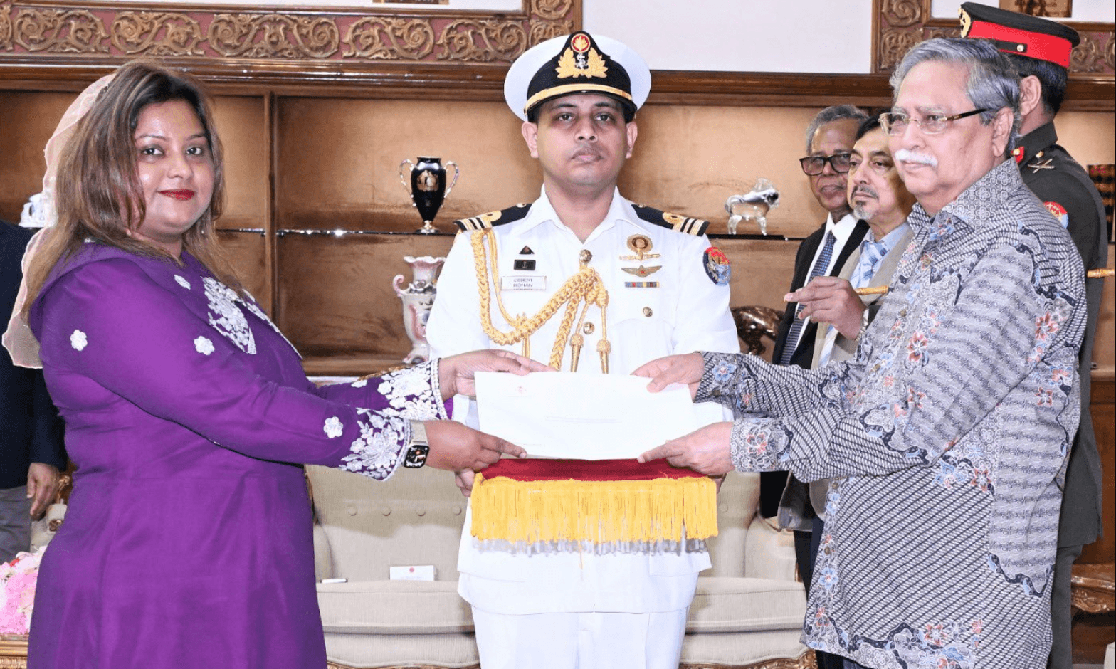 ބަންގްލަދޭޝްއަށް ކަނޑައެޅުއްވި އައު ސަފީރު، ބަންގްލަދޭޝްގެ ރައީސަށް ސަފީރުކަމުގެ ފަތްކޮޅު އަރުވައިފި