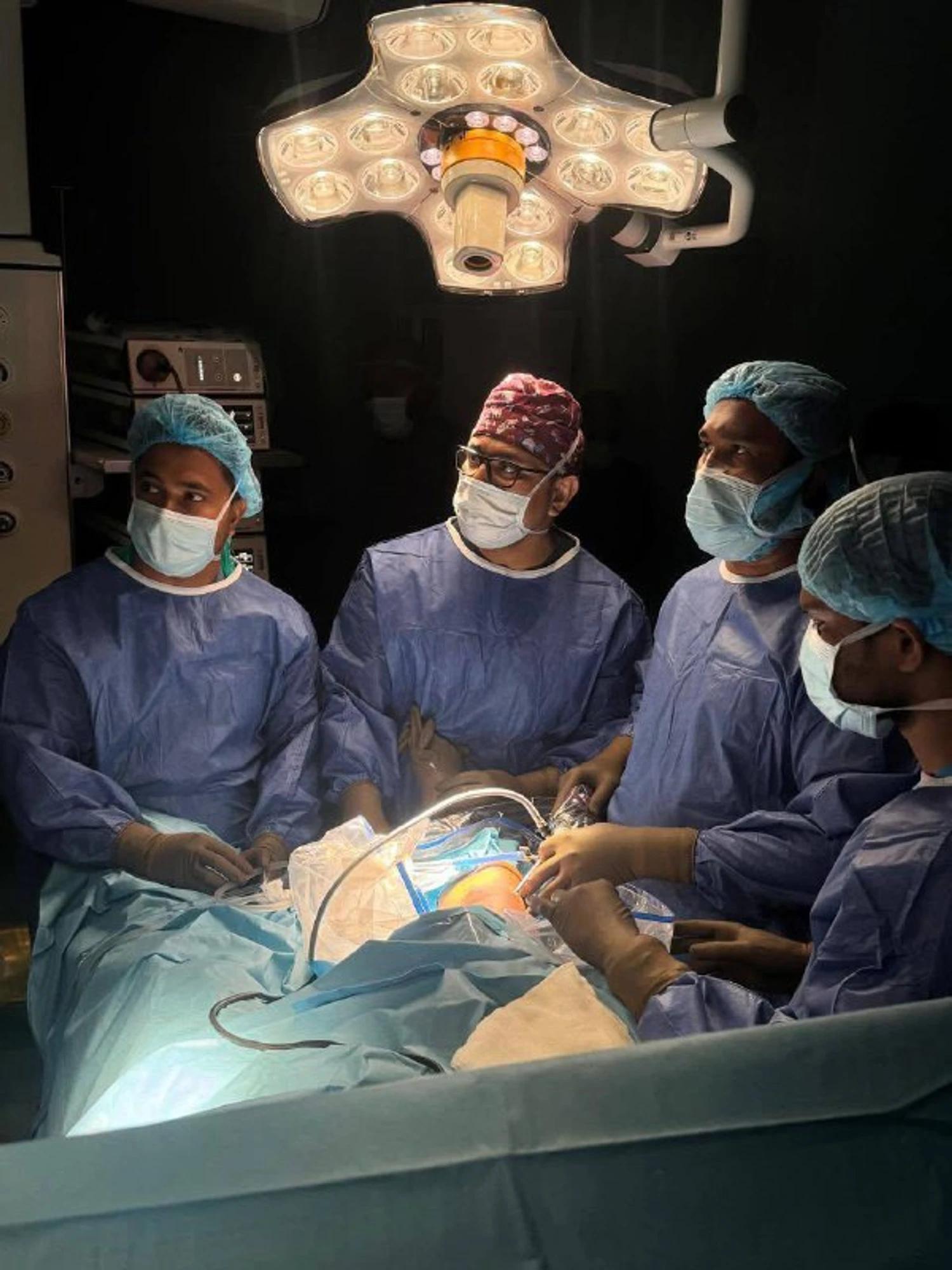 ޑރ ޢާޒިމްގެ އިސްނެންގެވުމާއިއެކު ހުޅުމާލެ ހޮސްޕިޓަލްގައި ފުރަތަމަ ފަހަރަށް އާތުރޮސްކޯޕިކް އޭސީއެލް ސާޖަރީއެއް ހަދައިފި