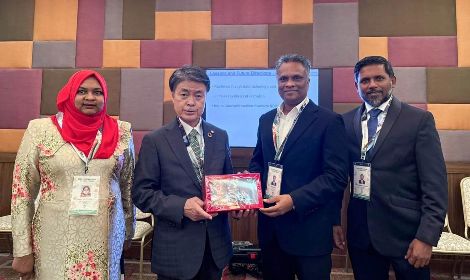 ޖަޕާނުގައި ކުރިއަށްދާ ބައިނަލްއަޤްވާމީ މޭޔަރުންގެ ފޯރަމުގައި މޭޔަރު އާޒިމް ބައިވެރިވެވަޑައިގަންނަވަނީ