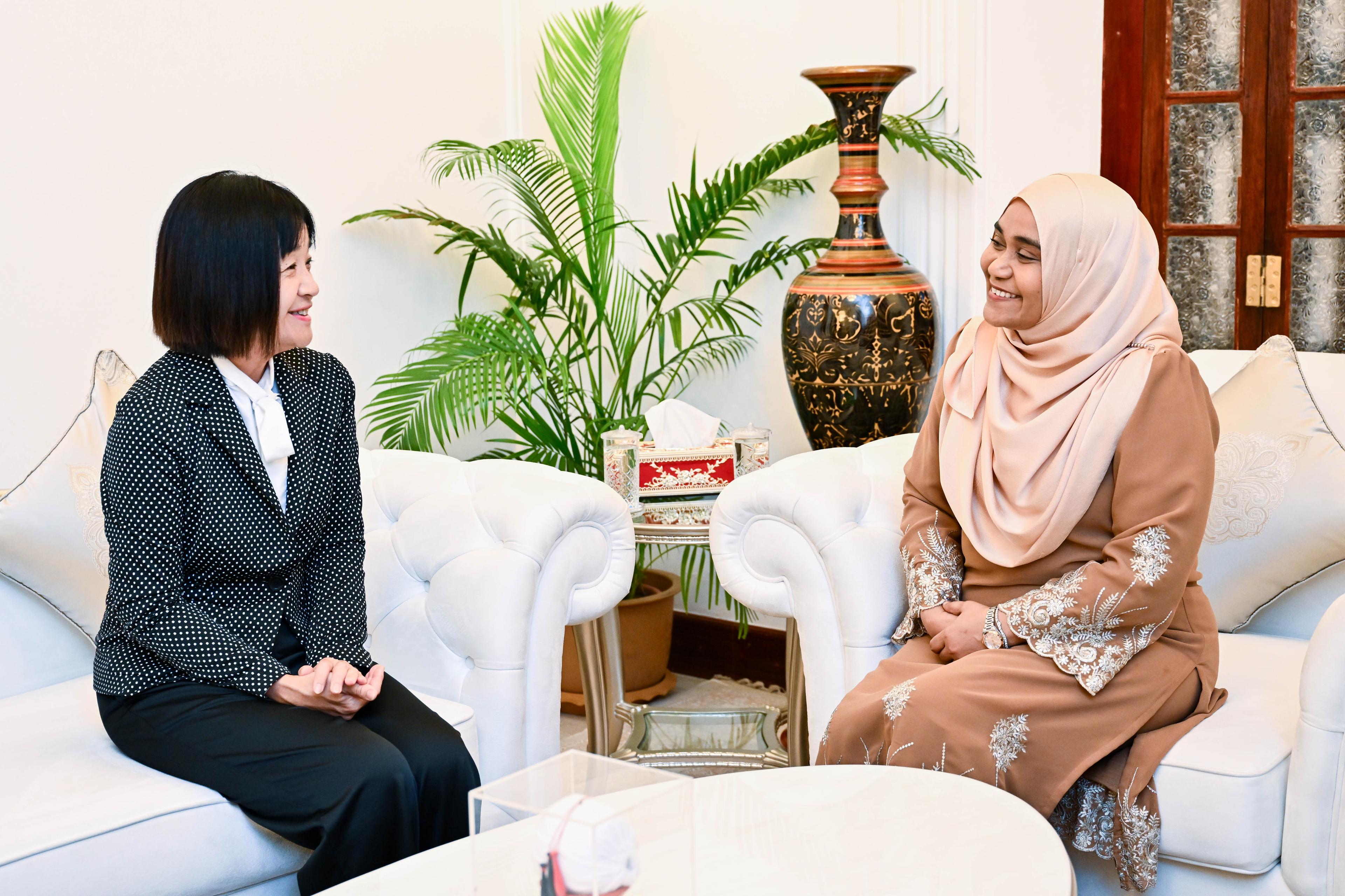 އިންސާނީ ވަސީލަތްތައް ތަރައްޤީކުރުމާއި ތައުލީމީ ދާއިރާއިން އެއްބާރުލުން އިތުރުކުރުމަށް ފަސްޓް ލޭޑީއާއި ޖަޕާނު ސަފީރު މަޝްވަރާކުރައްވައިފި