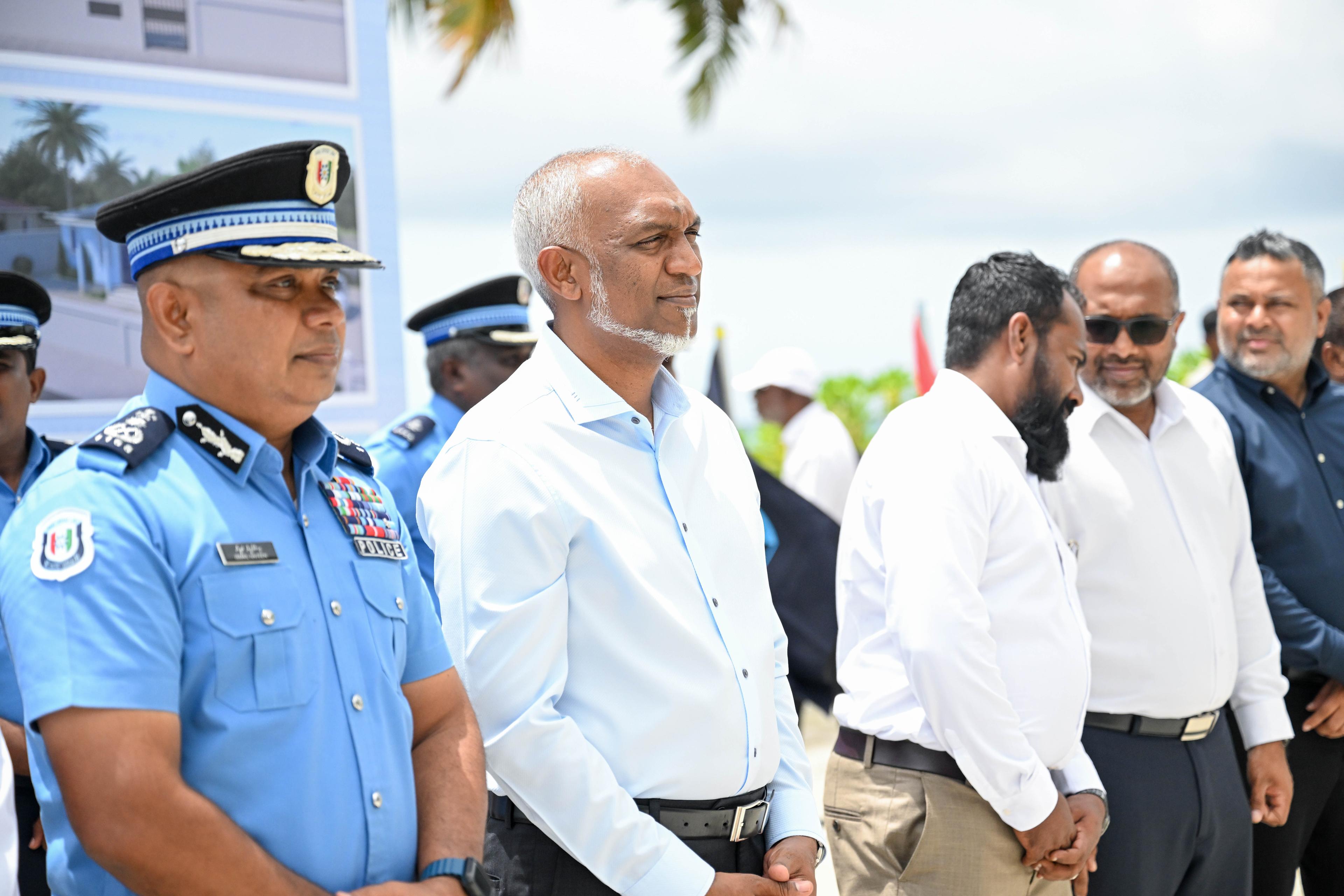 ރައީސް މުއިއްޒު ވައުދުފުއްދަވައިފި: ރާއްޖޭގެ ހުރިހާ ރަށެއްގައި މިހާރު ފުލުހުން ގާއިމުވެ ތިބޭނެ!