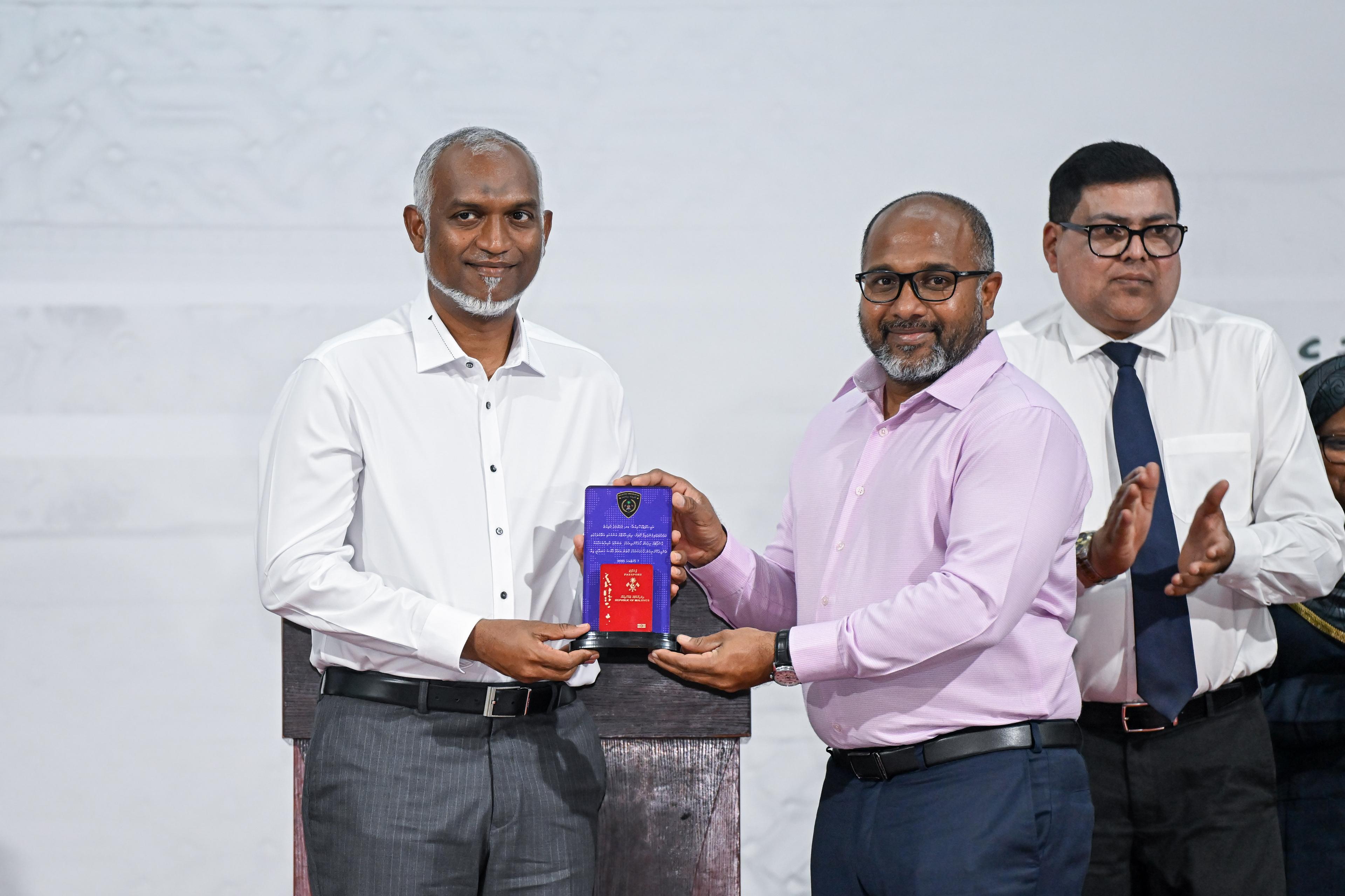 ރާއްޖޭގެ ހުރިހާ އަތޮޅެއްގައި ޕާސްޕޯޓުގެ ހިދުމަތް ފަށައި ރައީސް މުއިއްޒު ވައުދު ފުއްދަވައިފި