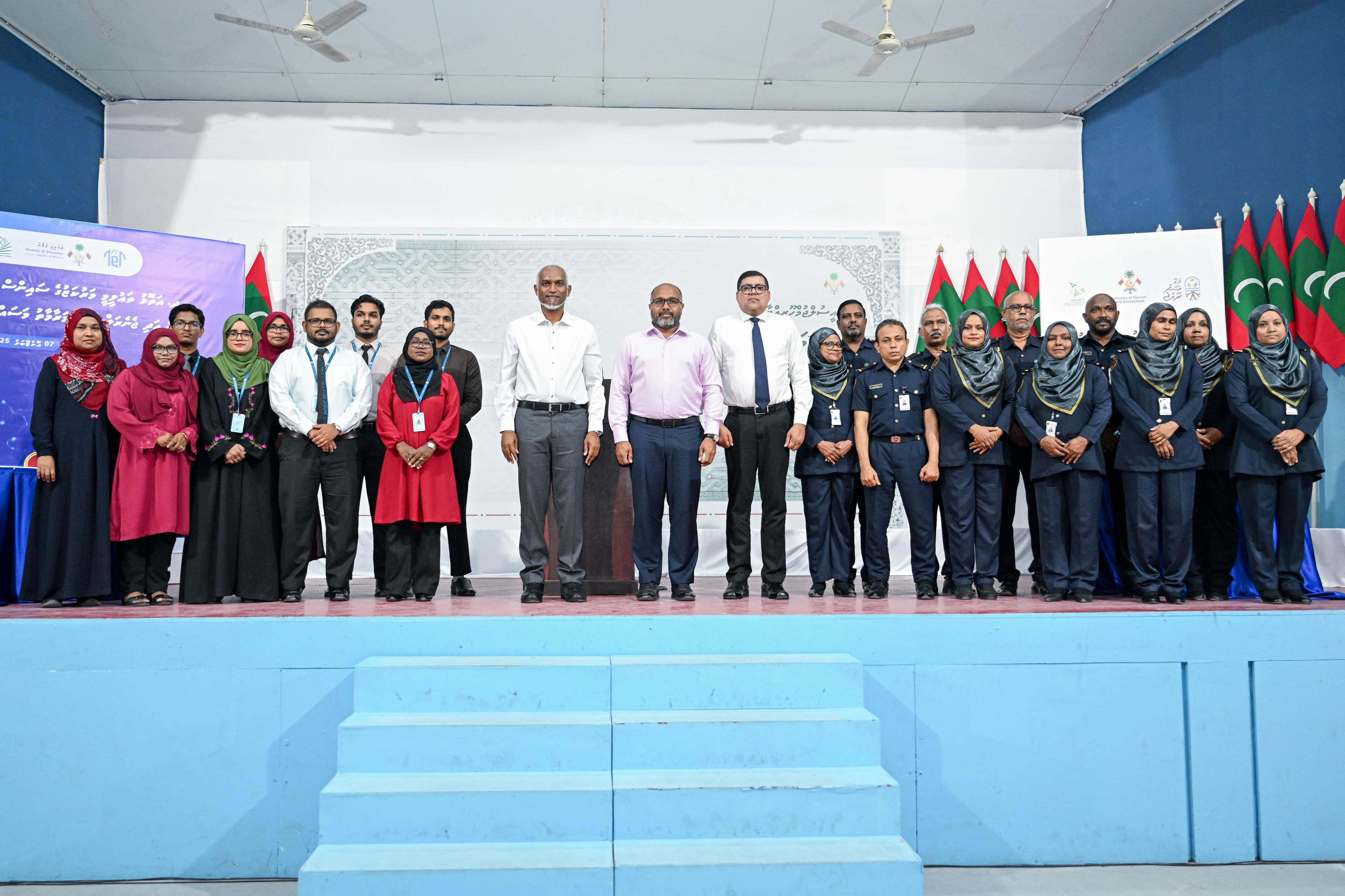 ވަޒީރުގެ ޝުކުރު ޑީއެންއާރަށާއި އިމިގްރޭޝަންގެ ހީވާގި މުވައްޒަފުންނަށް!