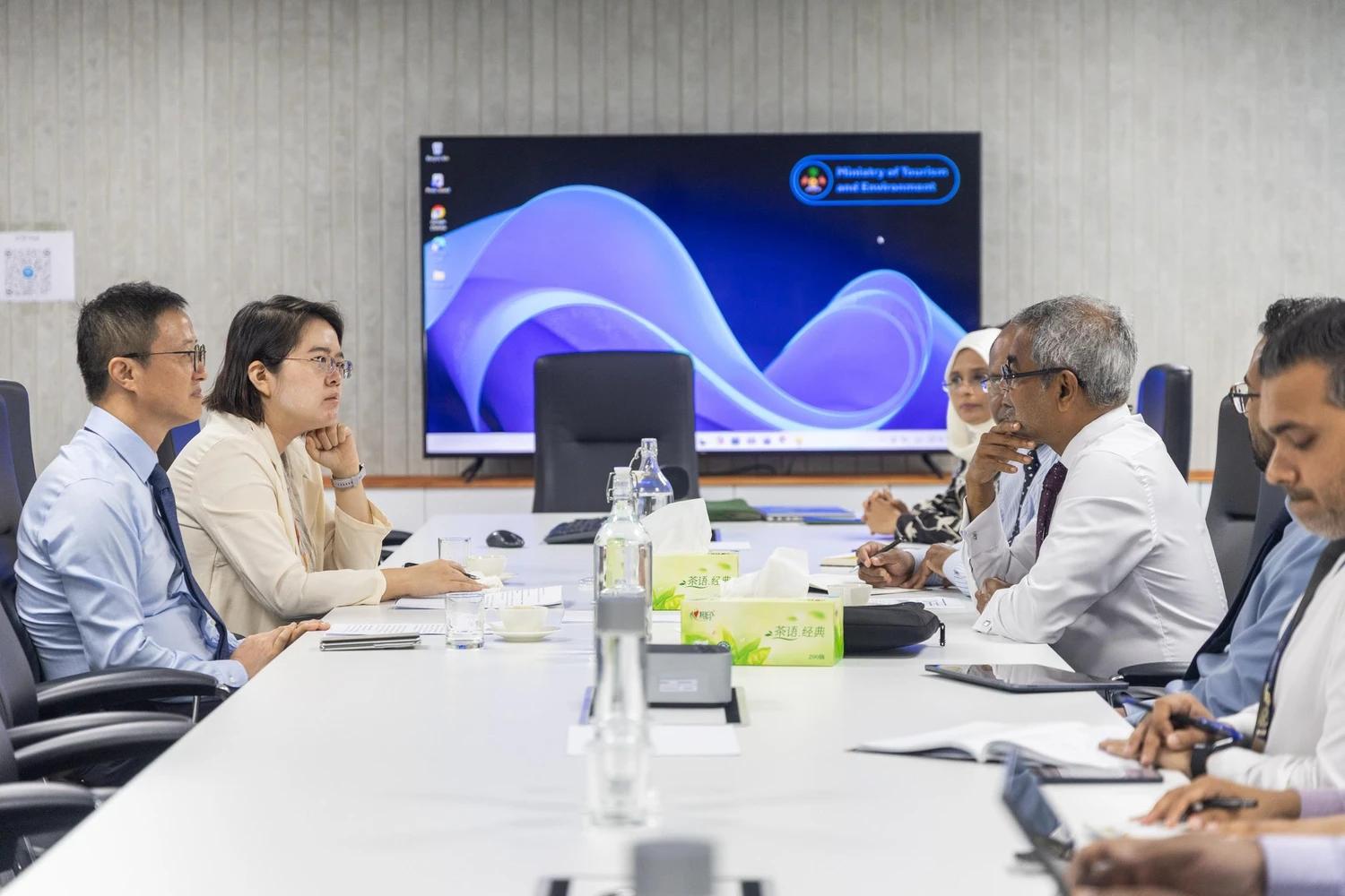  ތިމާވެއްޓާ ގުޅުންހުރި މަސައްކަތްތައް ކުރިއެރުވުމަށާއި ދެމެހެއްޓެނިވި ފަތުރުވެރިކަމުގެ ދާއިރާގައި ގުޅުން ބަދަހިކުރުމަށް ޗައިނާއާއިއެކު މަޝްވަރާކޮށްފި