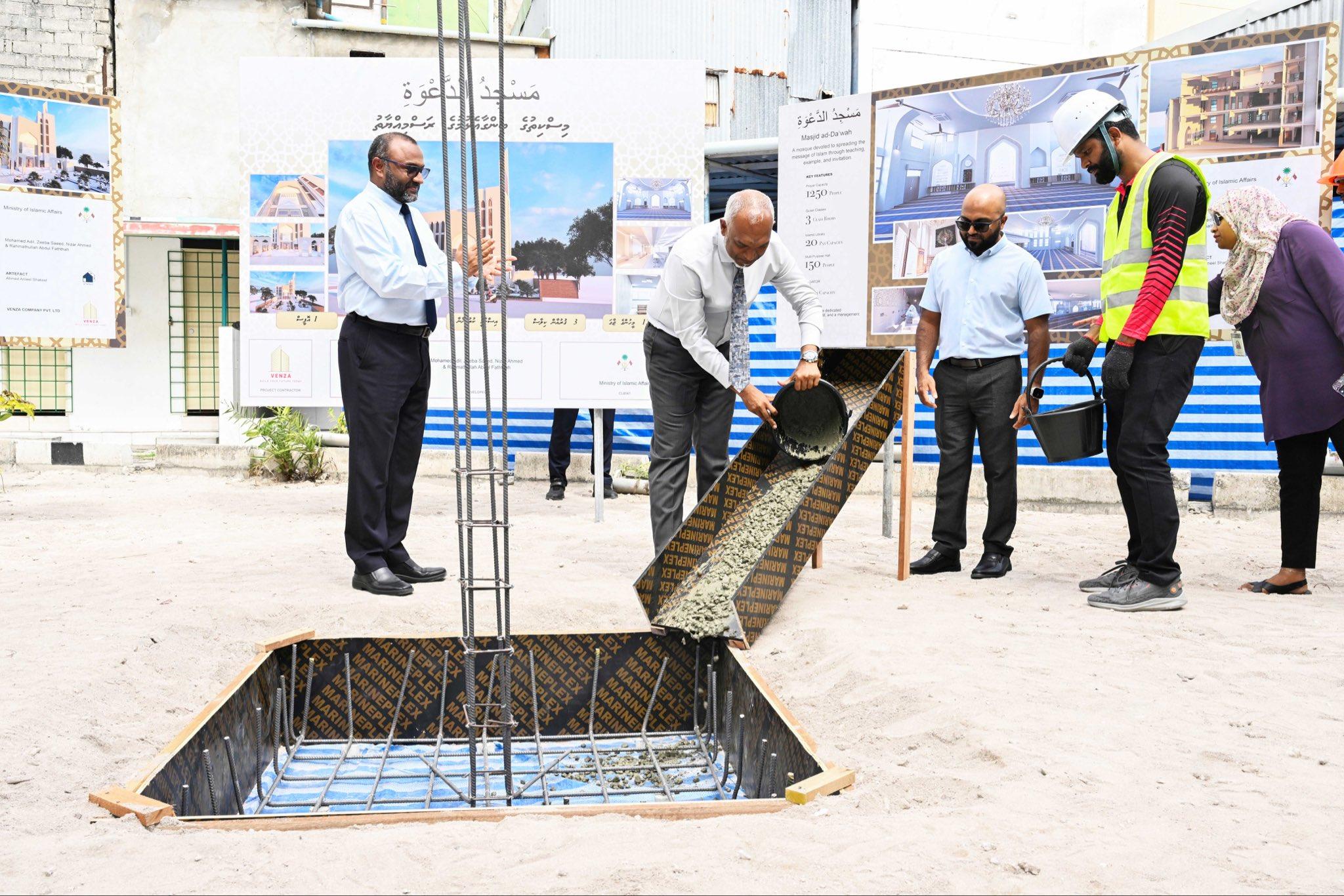 ބޮޑުގެ ހުރި ސަރަޙައްދުގައި ބިނާ ކުރާ ޒަމާނީ މިސްކިތާއި ދަޢުވާ ސެންޓަރުގެ ބިންގާ ރައީސް މުޢިއްޒު އަޅުއްވައިދެއްވައިފި