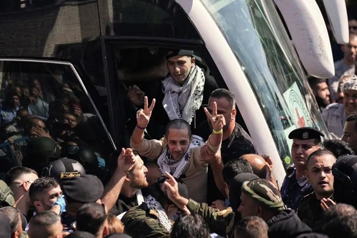 Palestinians Celebrate as Israel Frees Nearly 2,000 Prisoners in Landmark Ceasefire Deal