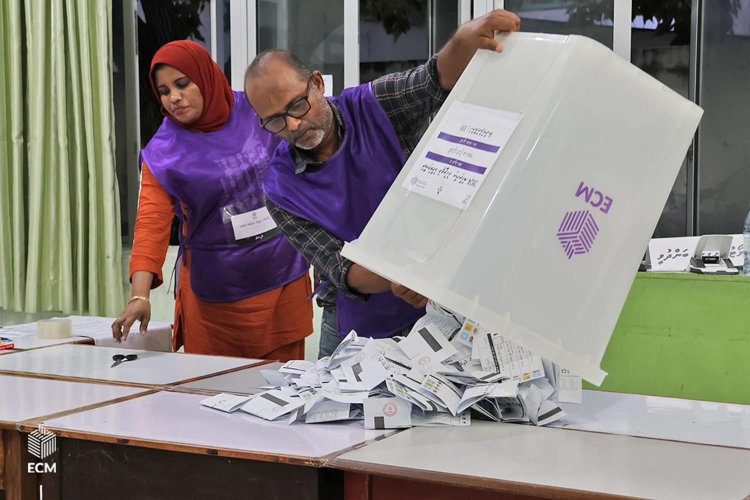 އައްޑޫ ވޯޓުގެ ވޯޓުފޮށިތައް ބަހައްޓާ ތަންތަން ޢާންމުކޮށްފި: މާލޭގައި ވޯޓުފޮށި ހުންނާނީ ކަލާފާނު ސްކޫލުގައި!