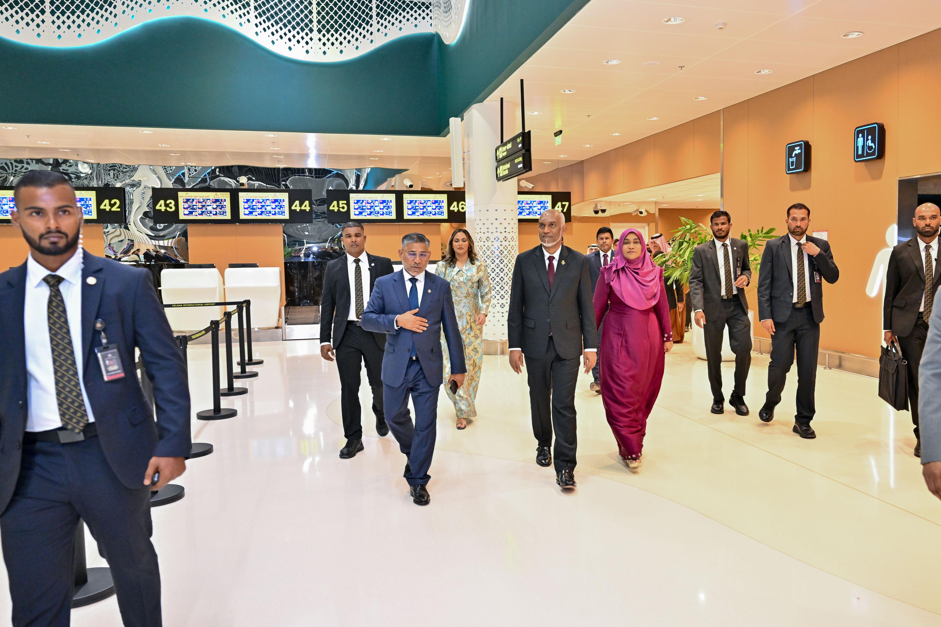 އިމިގްރޭޝަންގެ ދިގު ކިއުތައް ކުޑަކުރުމަށް ވީއައިއޭގައި އިތުރު އީގޭޓުތައް ހަރުކޮށް އަންނަ އަހަރު ބޭނުންކުރަން ފަށަނީ