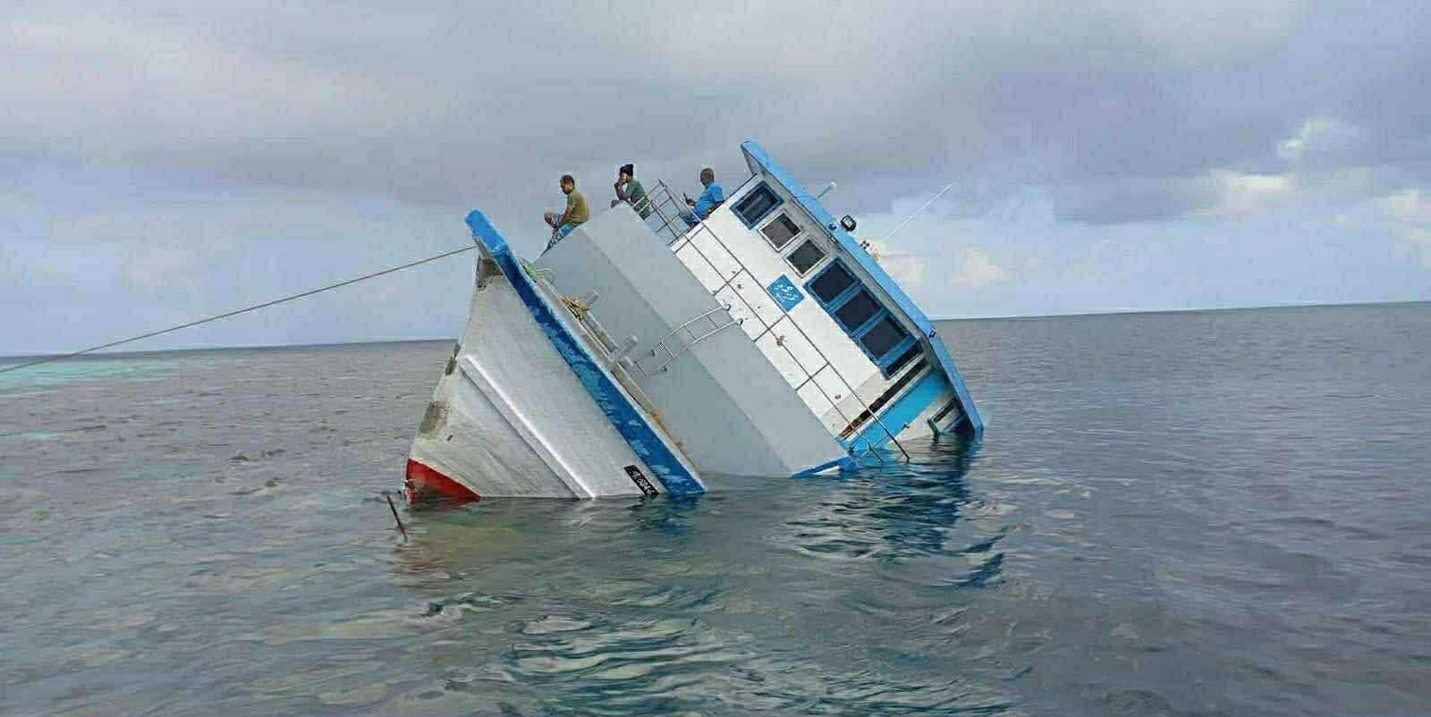 ފަރެސްމާތޮޑާއަށް ދަތުރުކުރަމުންދިޔަ ފަހިރޯޅި ބޯޓު ފަރަށް އަރައިފި : ބޮޑުބައި މިހާރު އޮތީ އަޑީގައި!