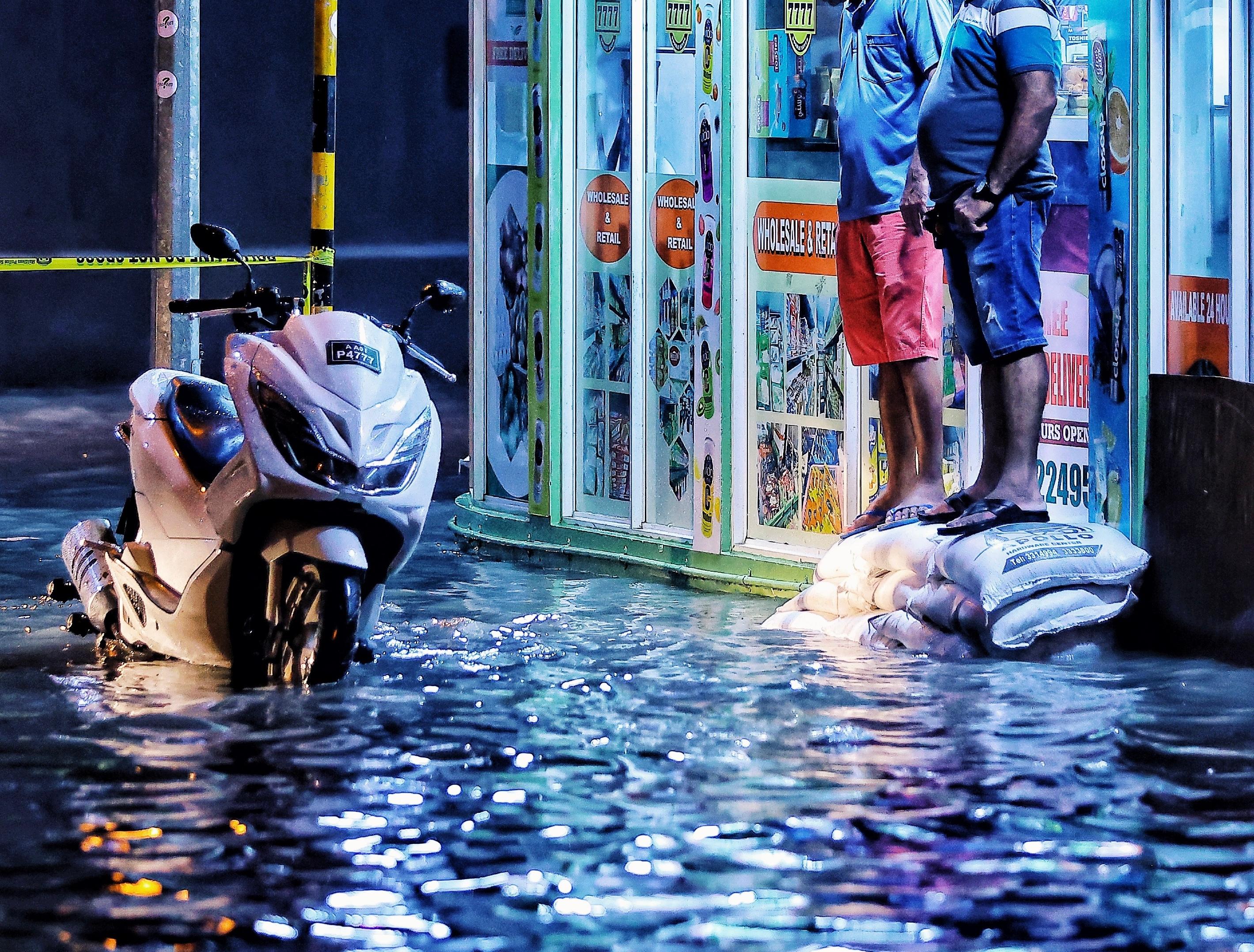 ބޯވިއްސާރައާއިއެކު މާލެ ފެނުއަޑީގައި: ފެންހިންދުމާއި ވެލިބަސްތާ ޖެހުމަށް ސިފައިން ނުކުމެއްޖެ