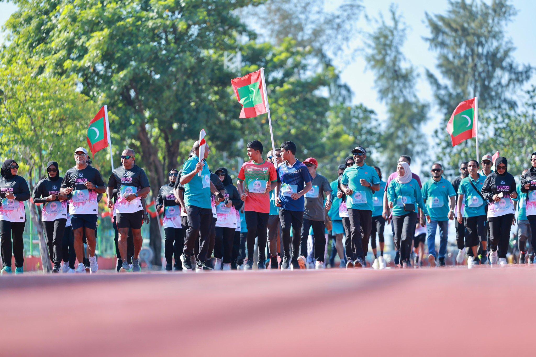 ނޭޝެނަލް ޓޯޗް ރަން: 18 ގަޑިއިރުތެރޭ 7000 އަށްވުރެ ގިނަ މީހުން ދުވެފި