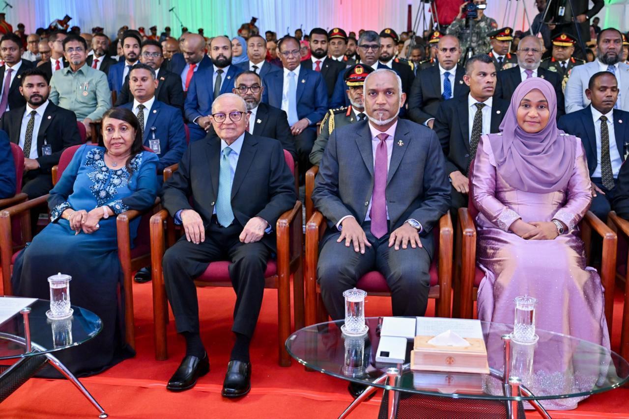 ނޮވެމްބަރު 3 ގެ ޝަރަފުގެ އައްޑަނައަކާއި ހަނދާނީ އައްޑަނައެއް ރައީސް މައުމޫނަށާއި ޝަހީދުންގެ އާއިލާތަކަށް އަރުވަނީ