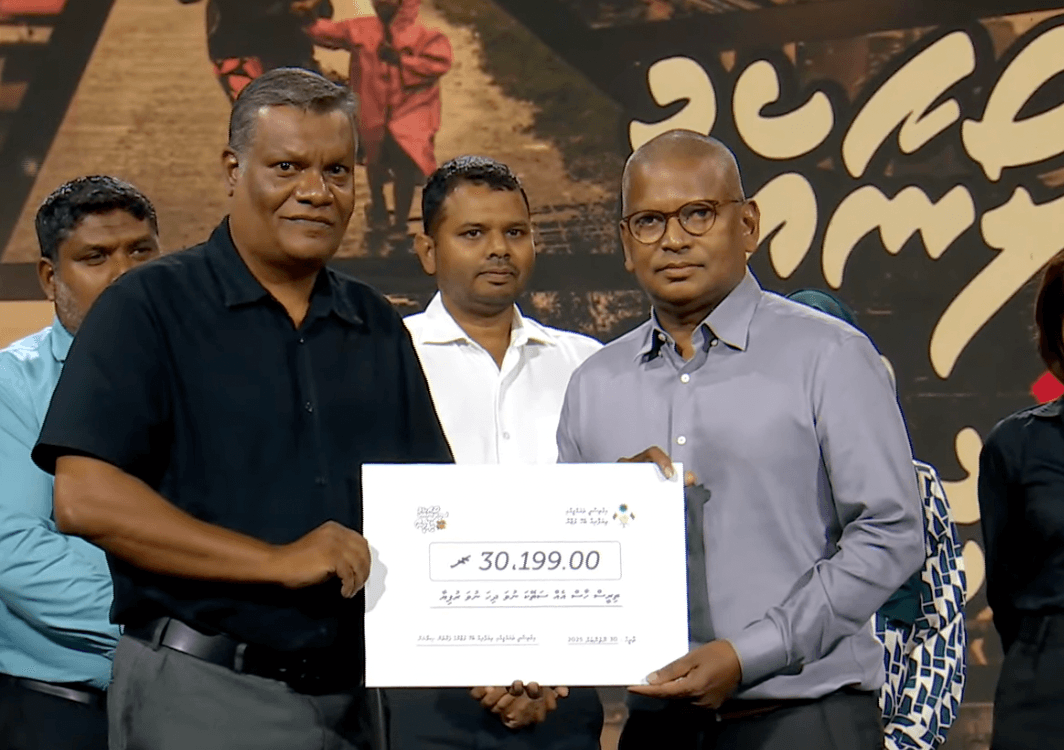 ސިލޯނާއިއެކު ދިވެހީން: އެކޮނޮމިކް މިނިސްޓްރީގެ ފަރާތުން 30،199 ރުފިޔާ ހަދިޔާކޮށްފި