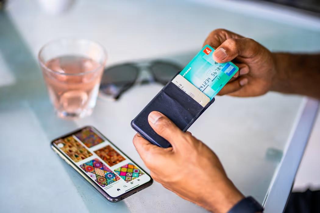 ބީއެމްއެލުން ޑެބިޓް ކާޑުތަކުން ރާއްޖޭން ބޭރުގައި ފައިސާދެއްކުމަށް ކަނޑައަޅާފައިވާ ލިމިޓް ބޮޑުކޮށްފި