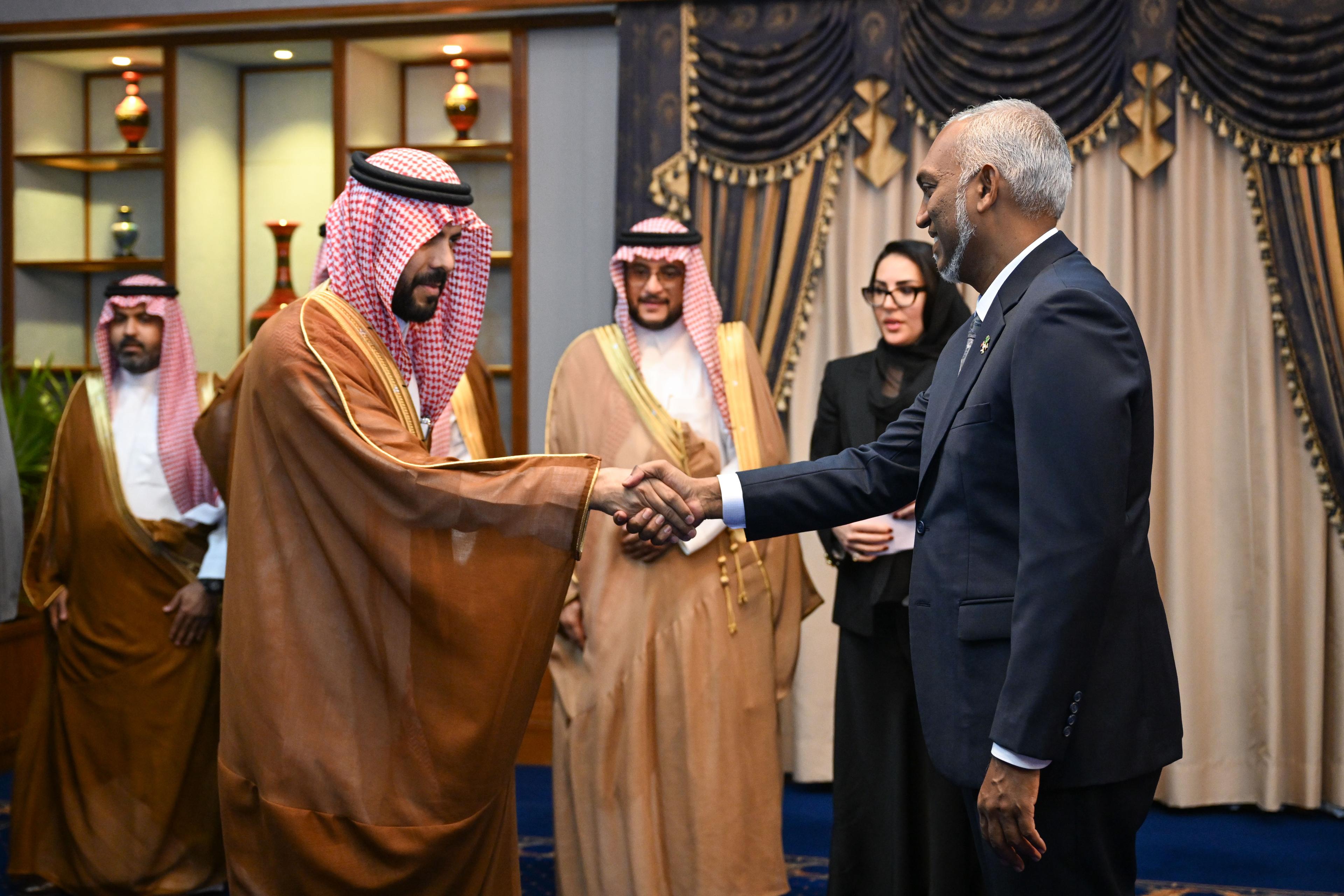 އަމިއްލަ ވިޔަފާރިތައް ތަރައްގީކުރުމާއި ގުޅޭގޮތުން މަޝްވަރާކުރައްވައިފި