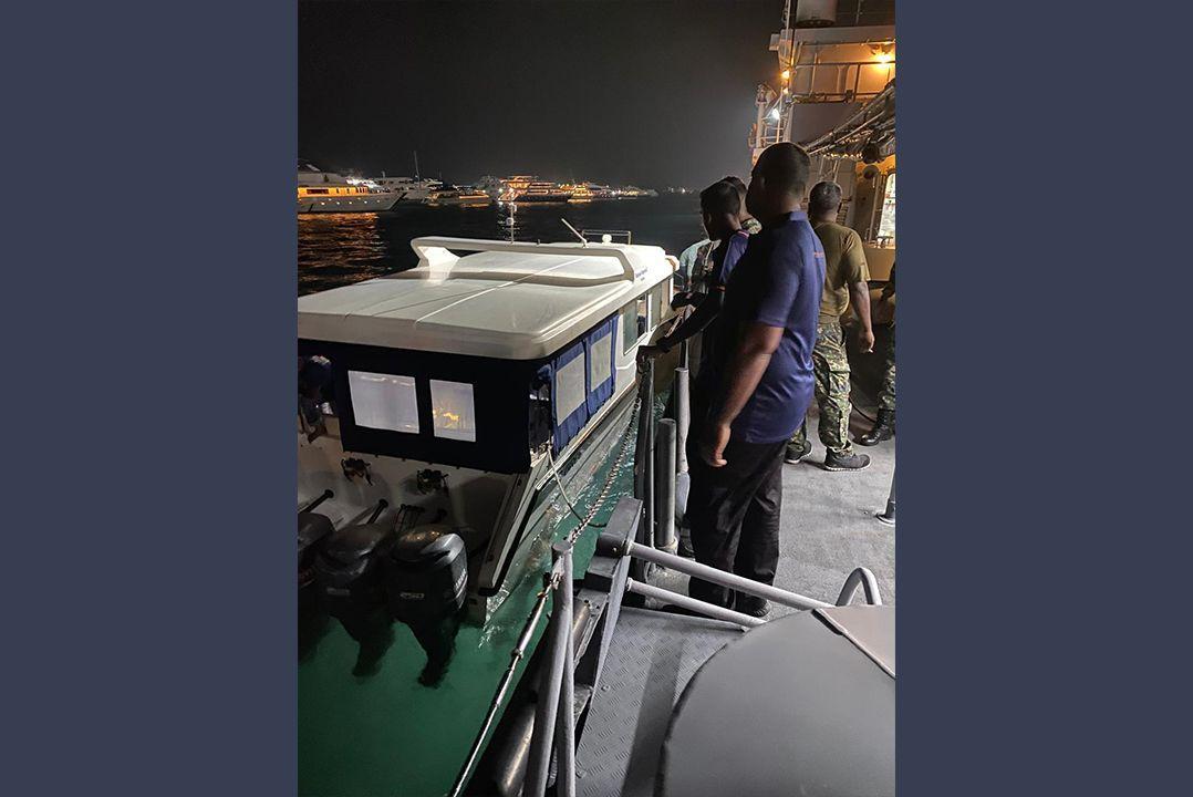 ހުޅުމާލެ ފަޅުތެރޭގައި އޮއްވައި ދިޔަވަމުންދިޔަ ލޯންޗަކަށް ސިފައިން އެހީތެރިކަން ފޯރުކޮށްދީފި