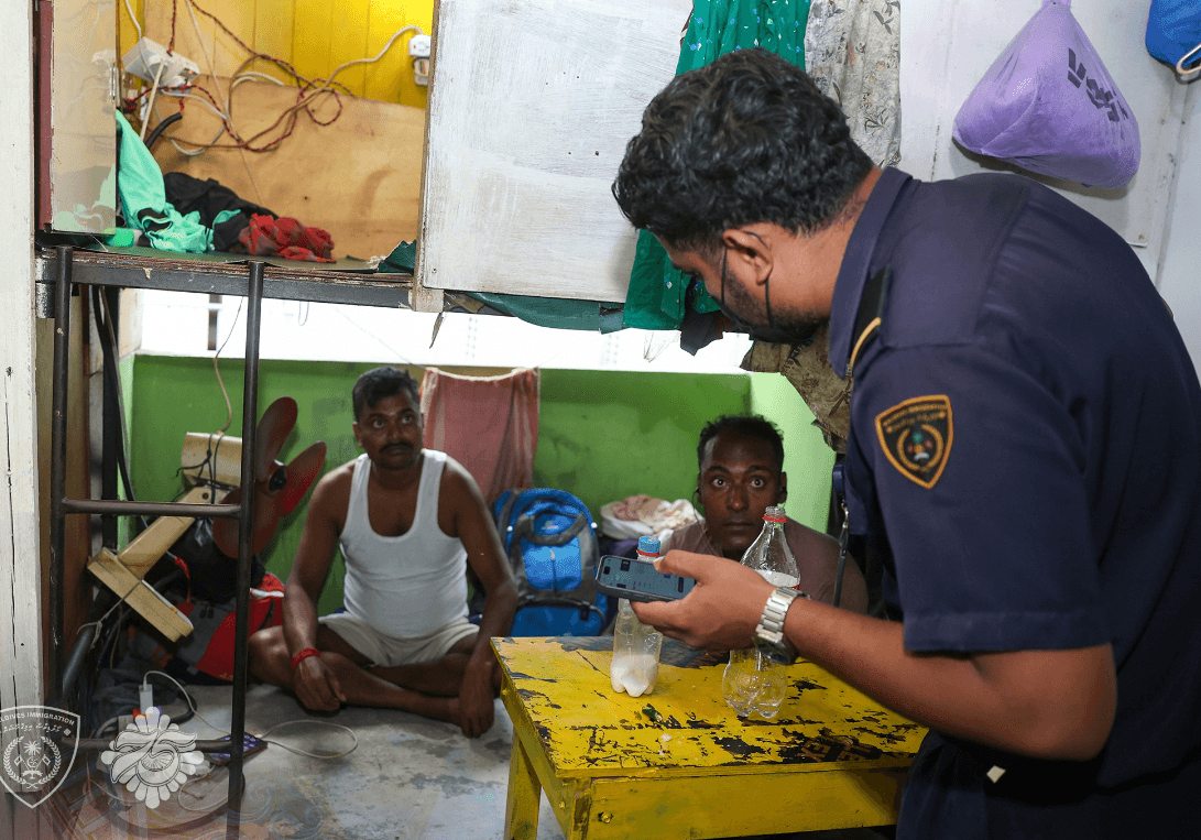 ޤަވާއިދާ ޚިލާފަށް ބިދޭސީން ވިޔަފާރިކުރަމުންދިޔަ ތަނަކުން ބިދޭސީއެއް ހައްޔަރުކޮށްފި