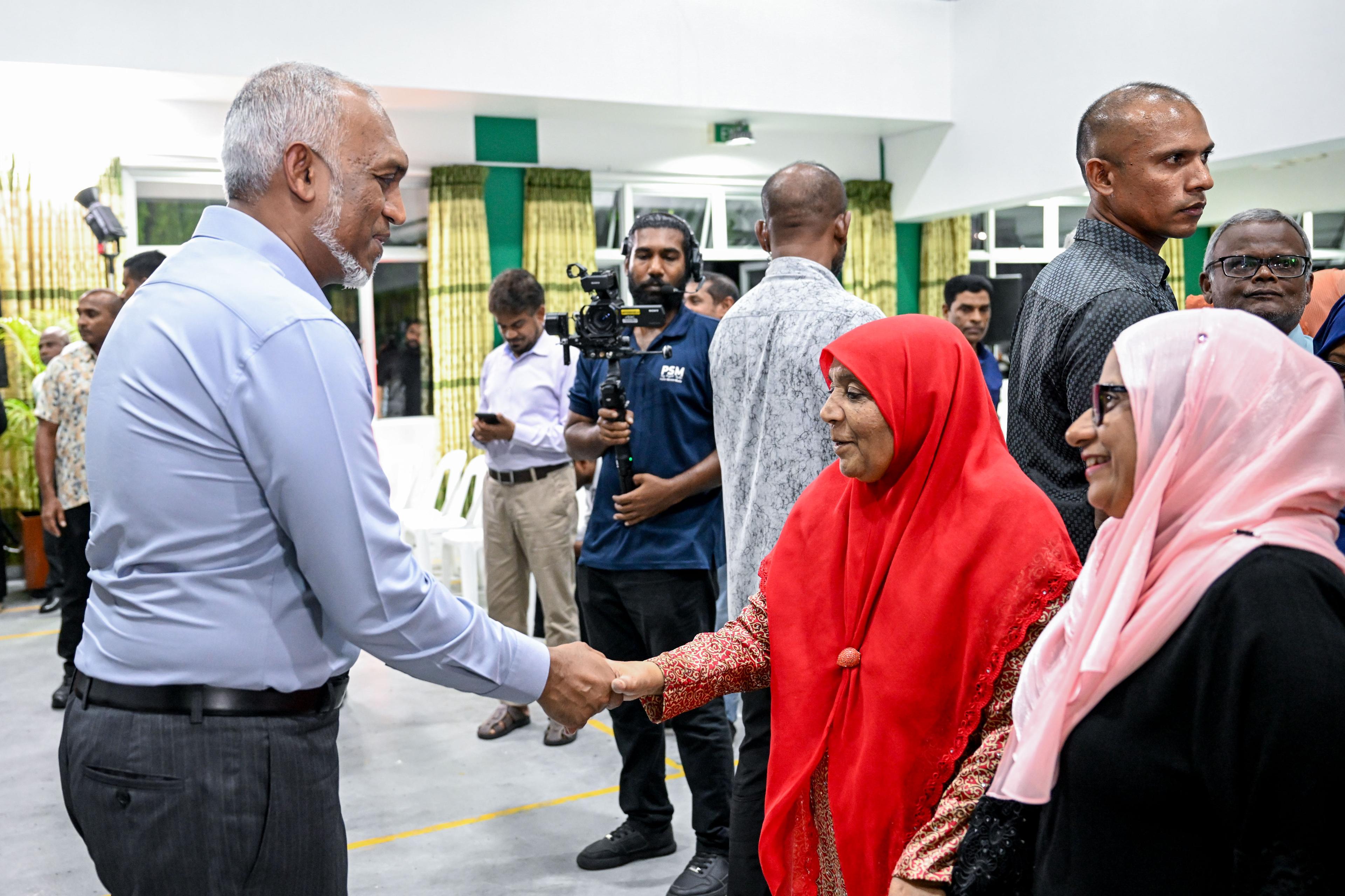 ރައީސުލްޖުމްހޫރިއްޔާ، މާފަންނު ރައްޔިތުންނާ ބައްދަލުކުރައްވަނީ