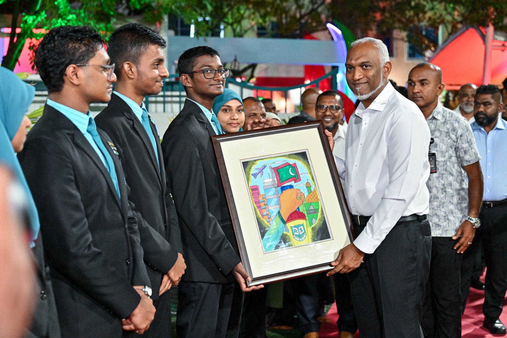 ދިރާސީ އާ އަހަރުން ފެށިގެން ކްލާސްތަކުގައި ފޯނު ބޭނުންކުރުން މަނާވާނެ: މަތީ ސާނަވީ ދަރިވަރުންގެ ފޯނުތައް ބަހައްޓަން ލޮކަރު ސިސްޓަމް ބަހައްޓަނީ