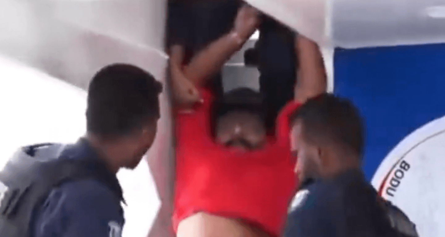 މަސްވެރިންގެ މުޒާހަރާ: 2 ދޯނި ފުލުހުންގެ ބެލުމުގެ ދަށަށް، މެމްބަރު މައުރޫފް ހިމެނޭހެން 3 މީހަކު ހައްޔަރަށް!