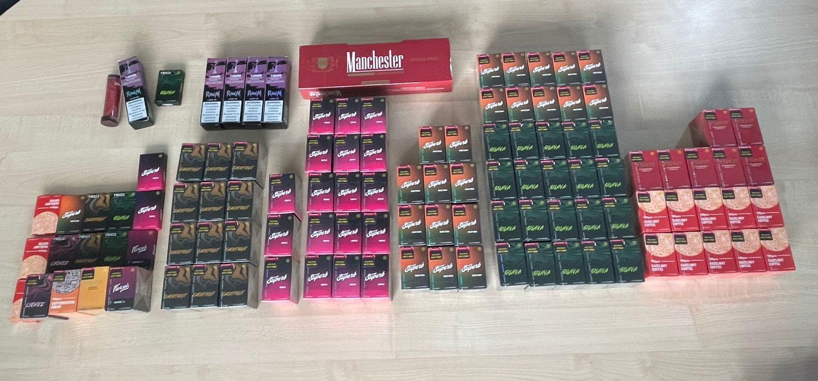 ވޭޕް ކާޓްރިޖްތަކެއް ހޯދައި ފުލުހުންގެ ބެލުމުގެ ދަށަށް ގެނެސްފި