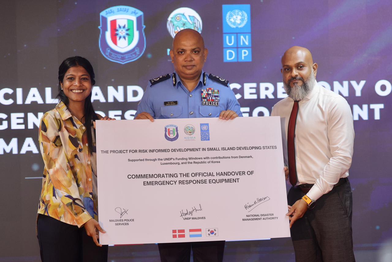 ކުއްލި ހާލަތްތަކުގައި ބޭނުންކުރާ ތަކެތި ޔޫއެންޑީޕީން ދިވެހި ފުލުހުންގެ ޚިދުމަތަށް ހަދިޔާކޮށްފި