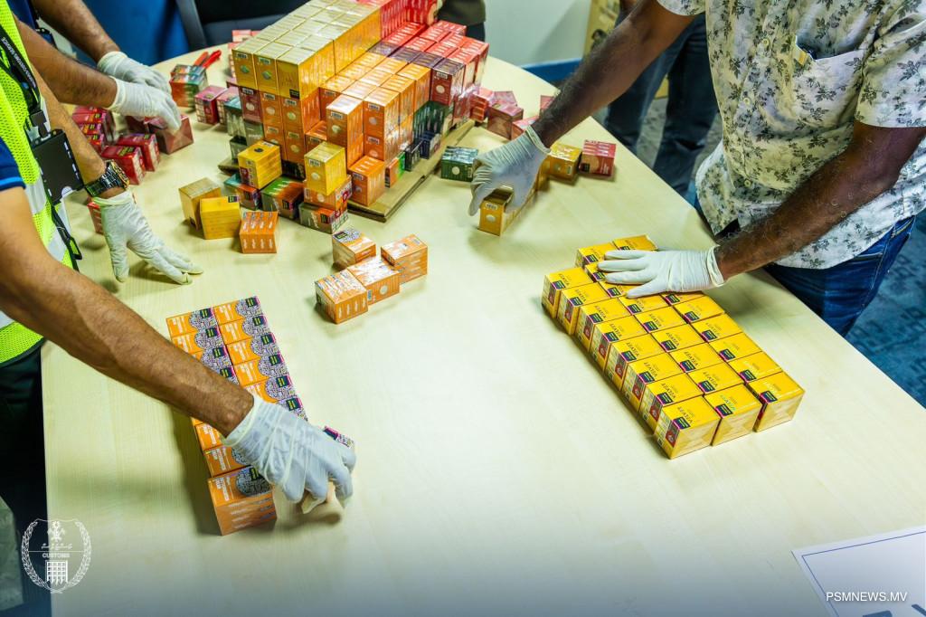 މުދާ ޝިޕްމެންޓަކުން 10 ހާހަށް ވުރެ ގިނަ ވޭޕް ކާޓްރިޖް އަތުލައިގެންފި