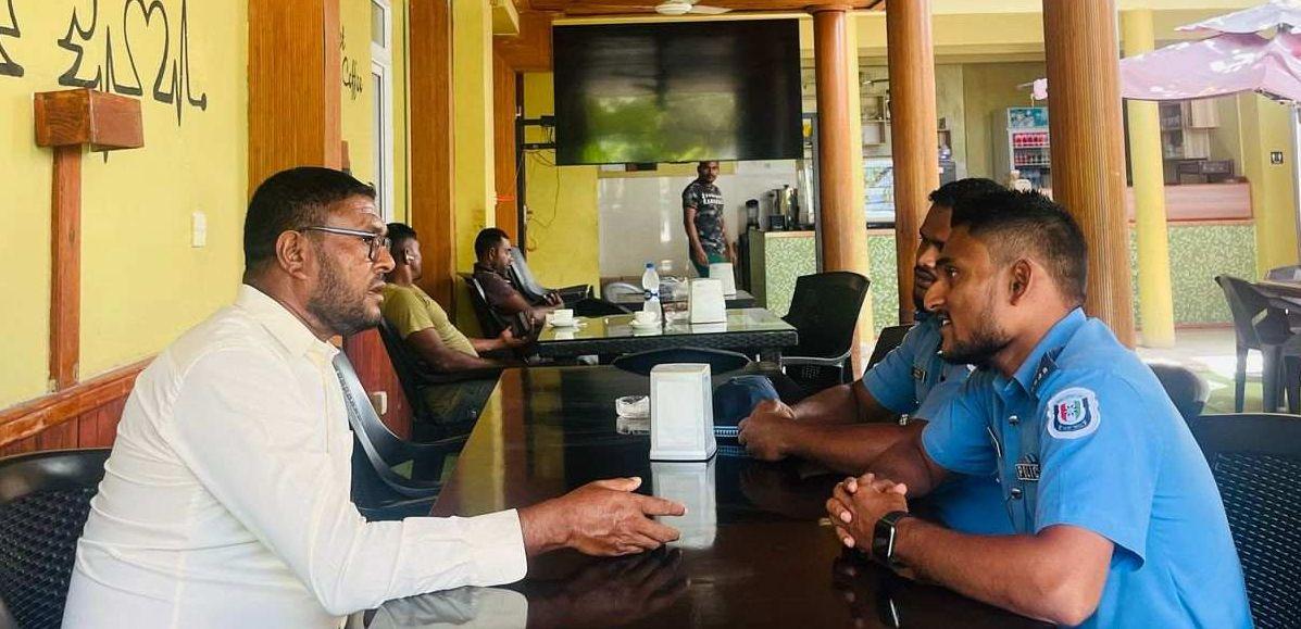 ގެމަނަފުށީ ކެފޭ ރެސްޓޯރަންޓުތަކަށް ޒިޔާރަތްކޮށް މައުލޫމާތުދިނުމުގެ ހަރަކާތެއް ފުލުހުން ކުރިއަށް ގެންގޮސްފި