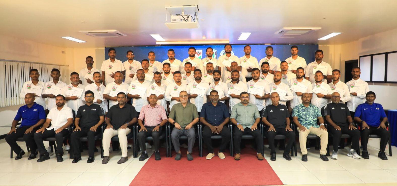 ޕޮލިސް ކްލަބުން ކުރިޔަށް ގެންދިޔަ ފުޓުބޯޅަ އަދި ފުޓްސަލް ރެފްރީ ކޯސް ނިންމާލައިފި