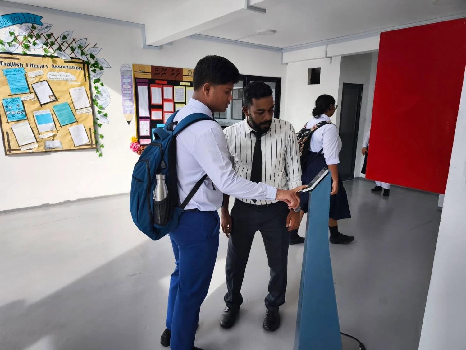 ރާއްޖޭގައި ފުރަތަމަ ފަހަރަށް ދަރިވަރުންގެ ހާޒިރީ ރިކޯޑް ކުރުމަށް އިލެކްޓްރޯނިކް އެޓެންޑެންސް ސިސްޓަމެއް!