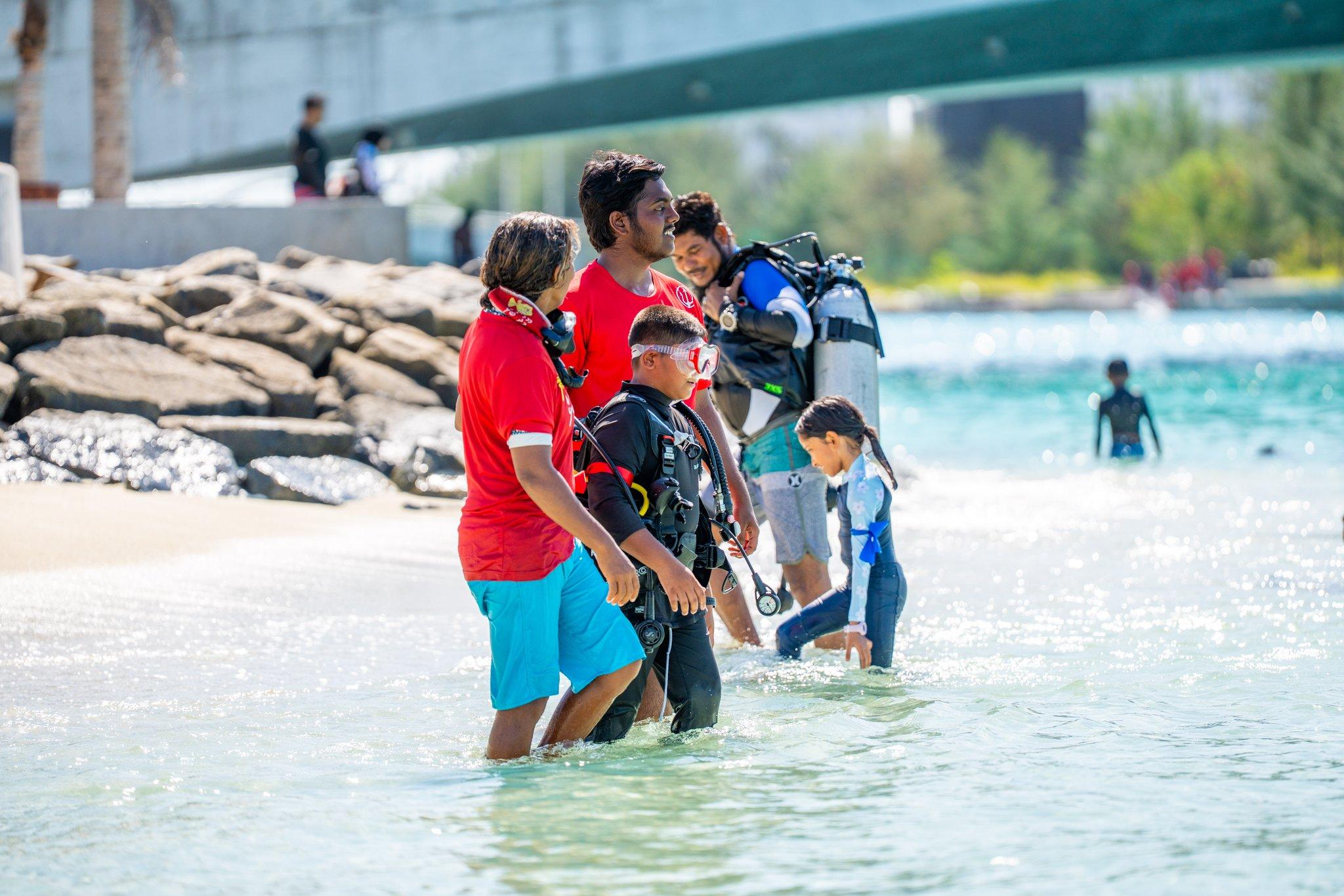 40 ކުދިންނާއިއެކު ޑިސްކަވާ ޑައިވް ހަރަކާތް ކުރިއަށް ގެންގޮސްފި