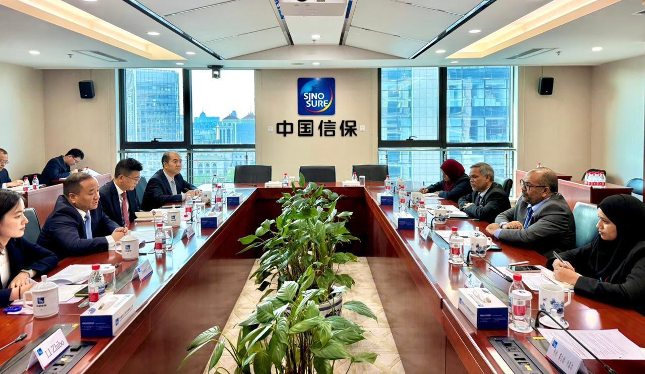 ޗައިނާގެ ސިނޯޝުއަރގެ އިސްވެރިންނާ މާލީ ވަޒީރު ބައްދަލުކުރައްވައިފި