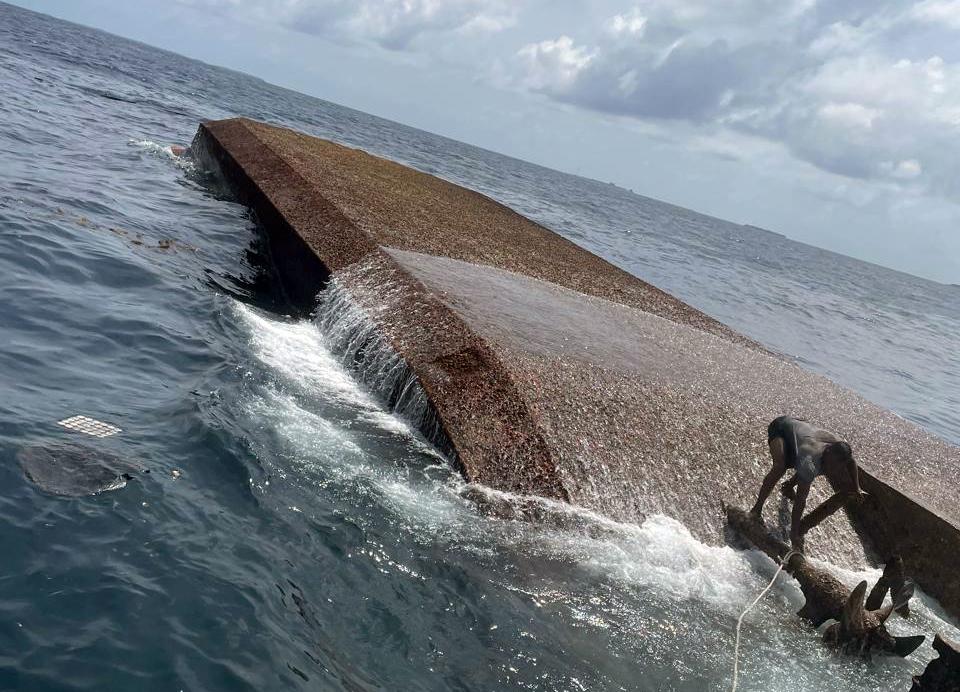 ކާށިދޫ ކަނޑަށް ލޭންޑިންގ ކްރާފްޓެއް ބަންޑުން ޖަހާލައިިފި: މީހުންގެ ސަލާމާތްކުރުމުގެ މަސައްކަތް ސިފައިން ކުރަނީ