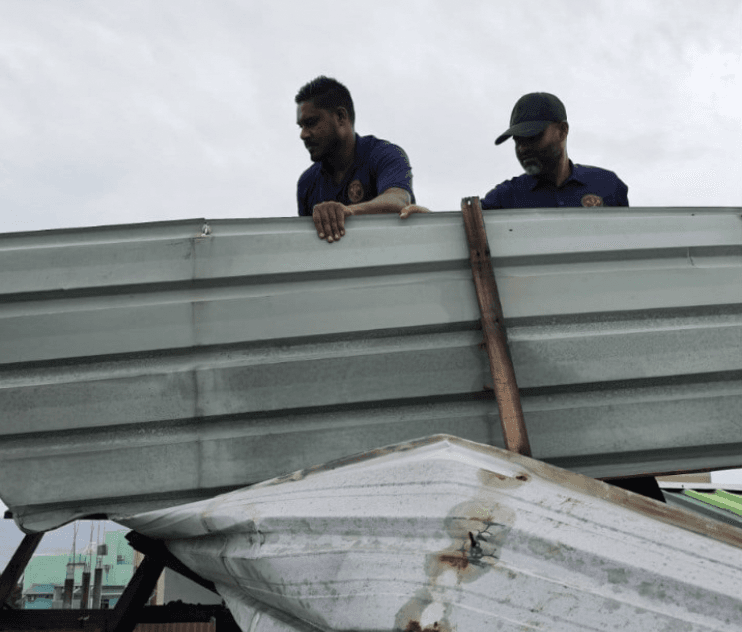 ގަދަވަޔާއިއެކު ވިލިމާލޭގެ ގެއެއްގެ ފުރާޅު އެއްލާލައިފި